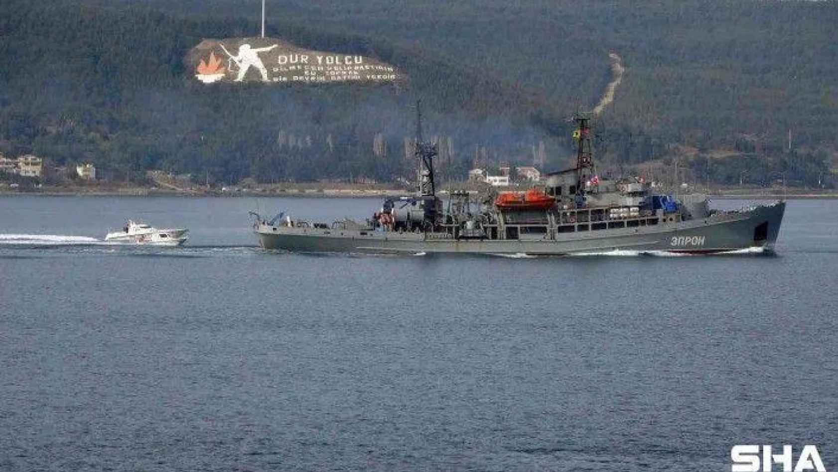 Rus askeri kurtarma gemisi 'Epron' Çanakkale Boğazı'ndan geçti