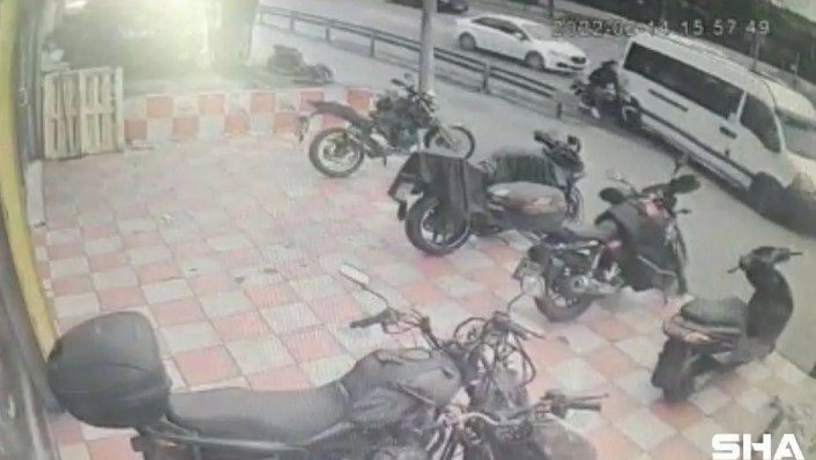 Şişli'de motosikletlinin ölümden döndüğü kaza kamerada