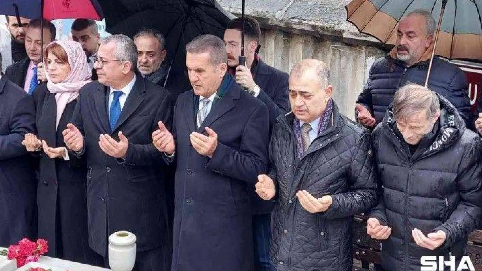 TDP Genel Başkanı Sarıgül eski başbakanlardan Necmettin Erbakan'ı kabri başında andı