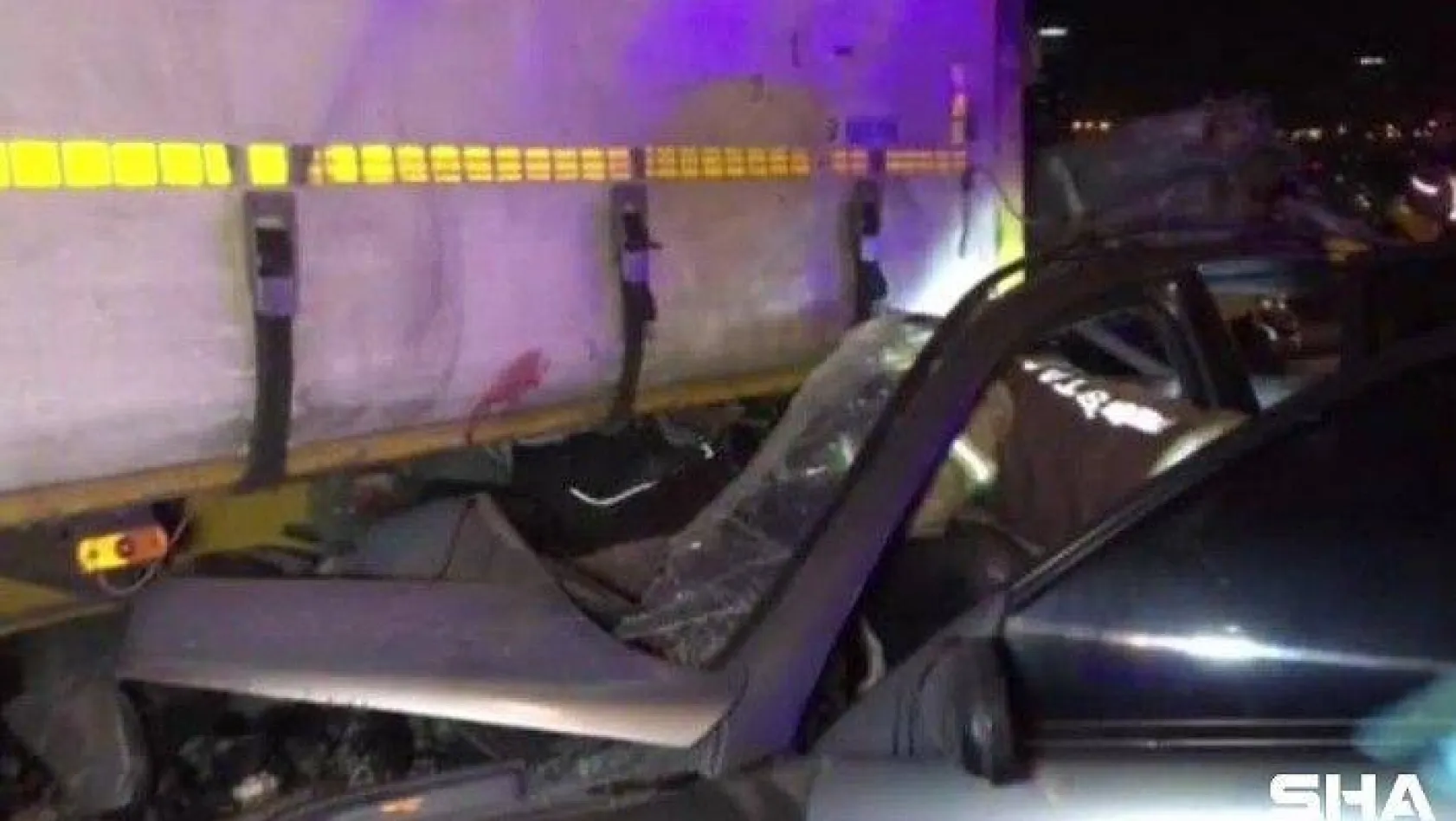 TEM Otoyolunda feci kaza, otomobil tıra arkadan çarptı: 2 ölü, 3 yaralı
