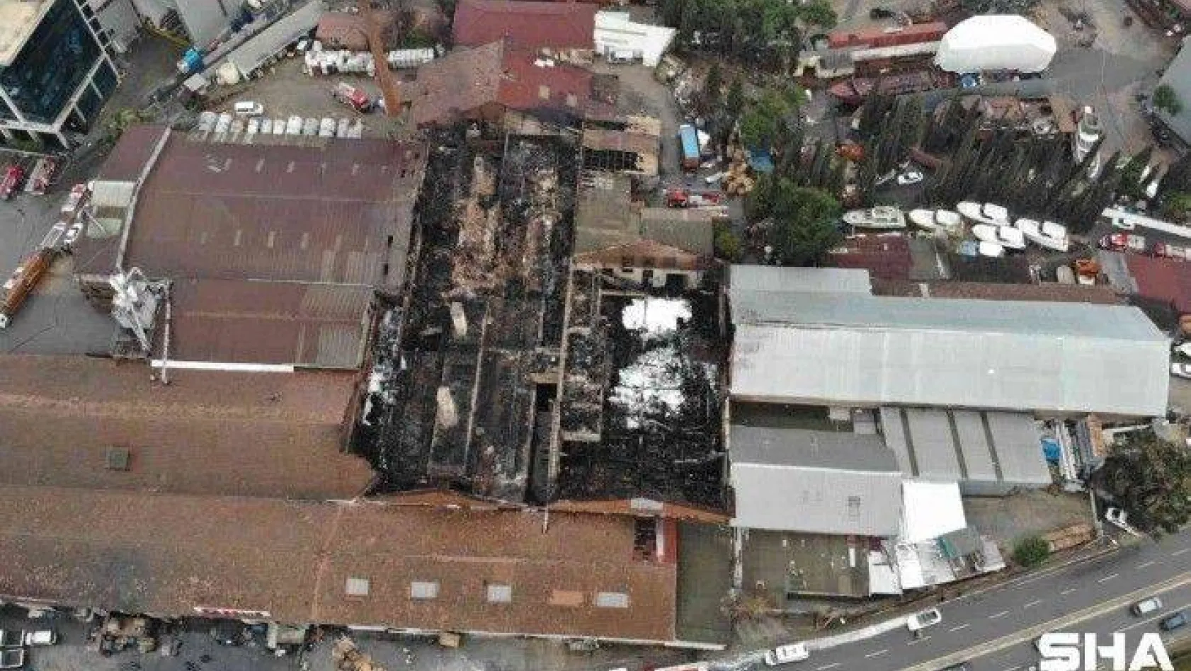 Tuzla'da yangının fabrikada bıraktığı hasar gün ağarınca ortaya çıktı