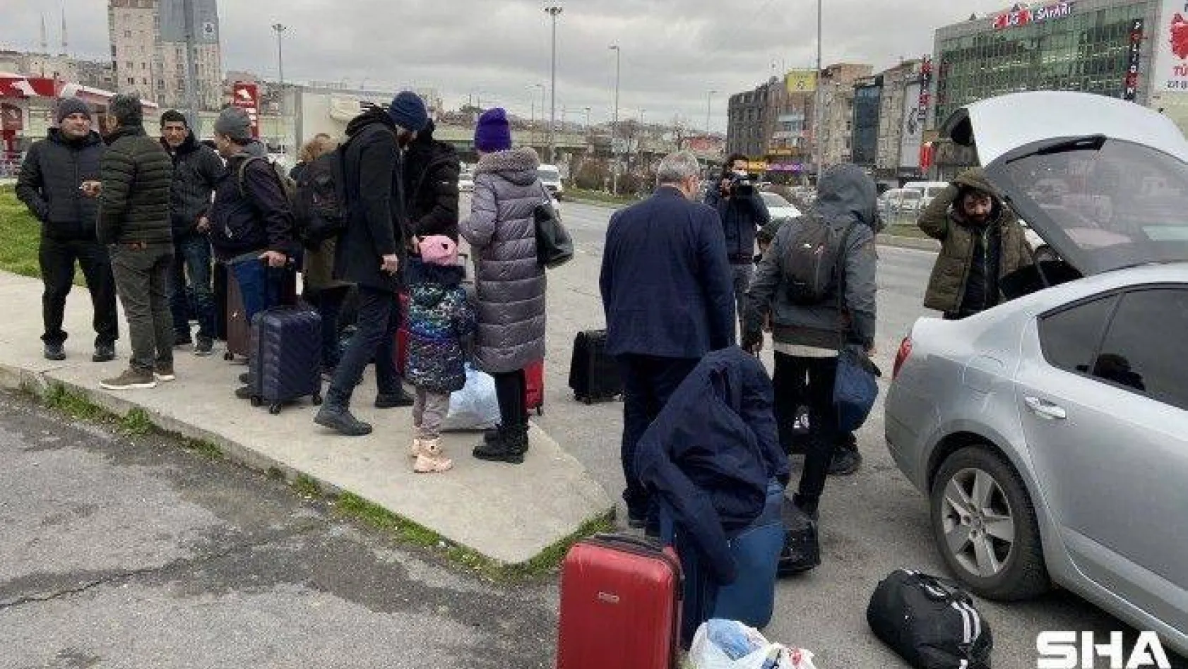 Ukrayna'dan tahliye edilen Türk vatandaşları İstanbul'a gelmeye devam ediyor