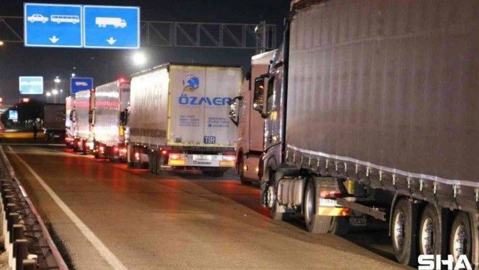 Ukrayna'ya ve Rusya'ya gidecek tır şoförlerinin sınır kapısında bekleyişi sürüyor
