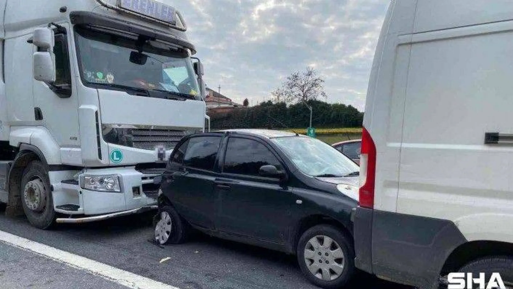 Ümraniye TEM Otoyolu'nda 6 aracın karıştığı zincirleme kaza
