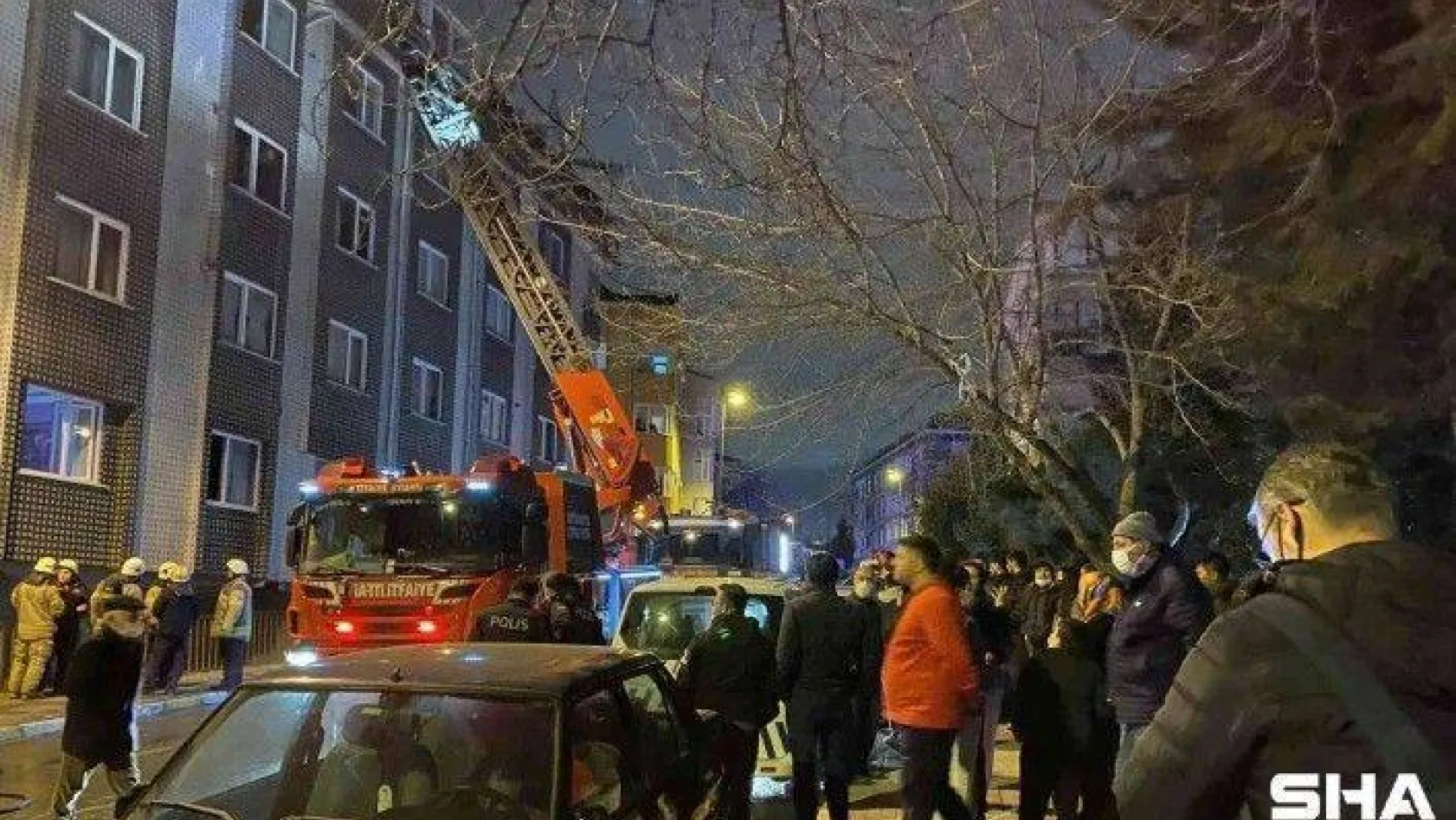 Üsküdar'da 5 katlı binanın çatısı alevlere teslim oldu