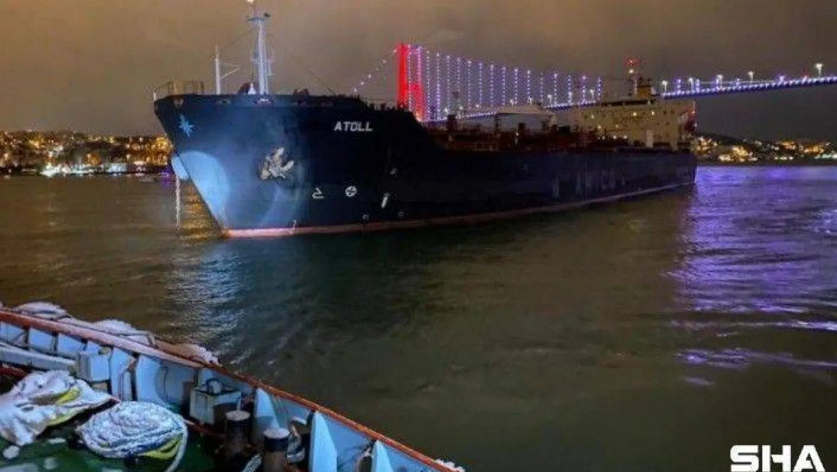 15 Temmuz Şehitler Köprüsü altında makine arızası yapan 183 metrelik ATOLL isimli tanker gemisi sürüklendi