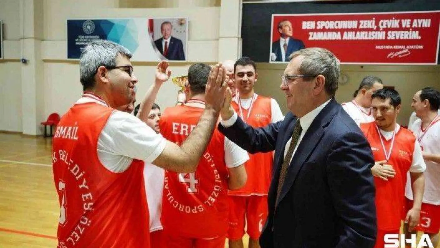 Ayvalık'ta Başkan Ergin'den down sendromlu çocuklara sürpriz