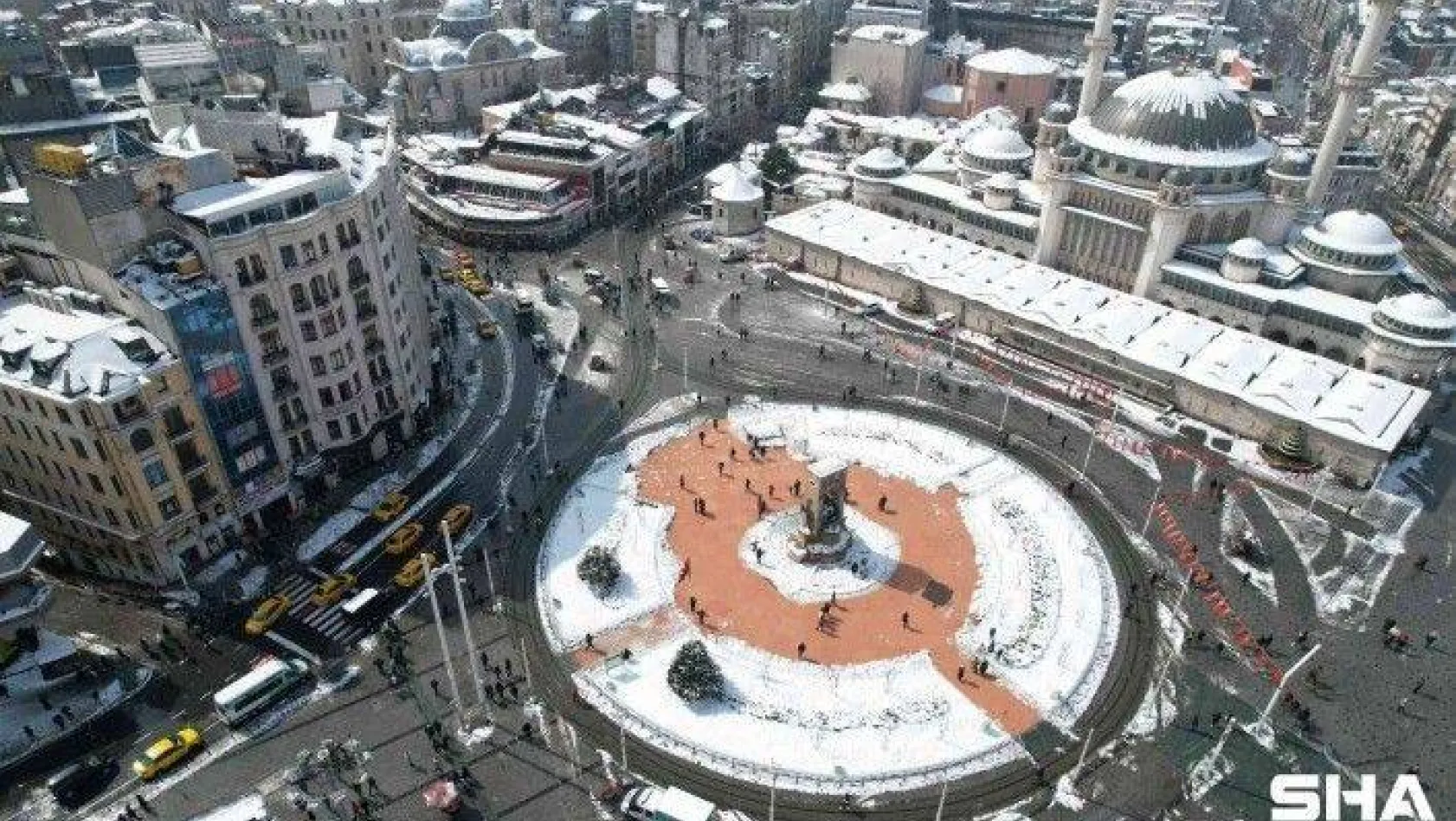 Beyaza bürünen Taksim Meydanı havadan görüntülendi