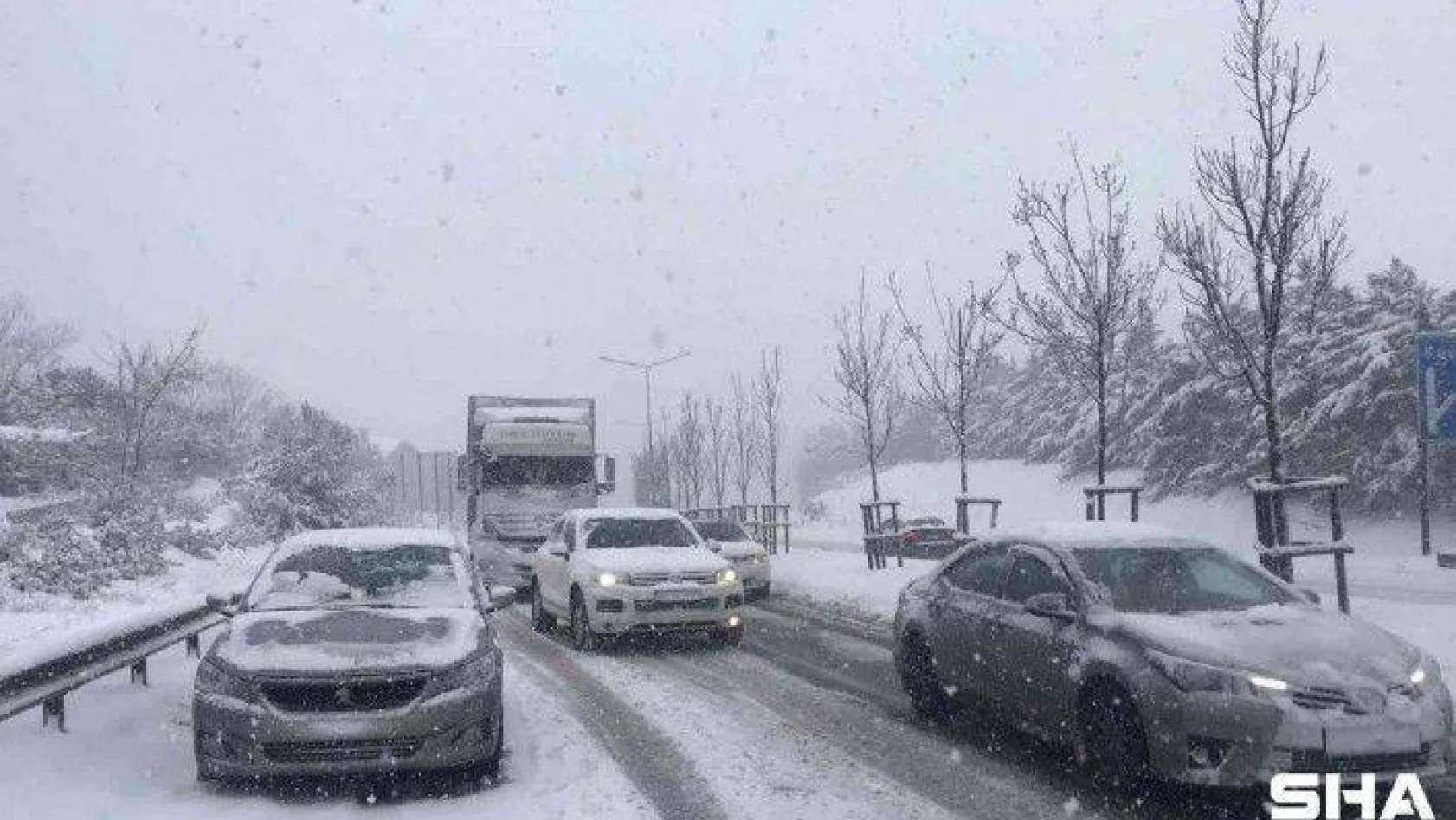 Beykoz'da yoğun kar yağışıyla araçlar yolda kaldı, sürücüler zor anlar yaşadı