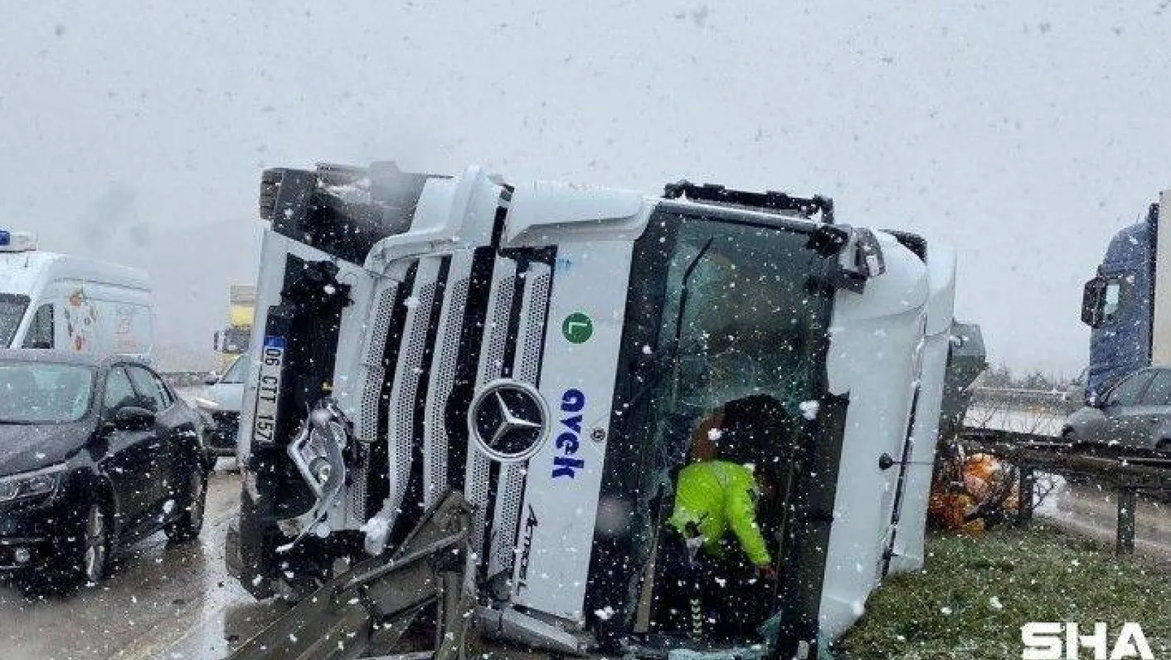 Bursa'da kar yağışı nedeniyle kontrolden çıkan 2 tır kaza yaptı