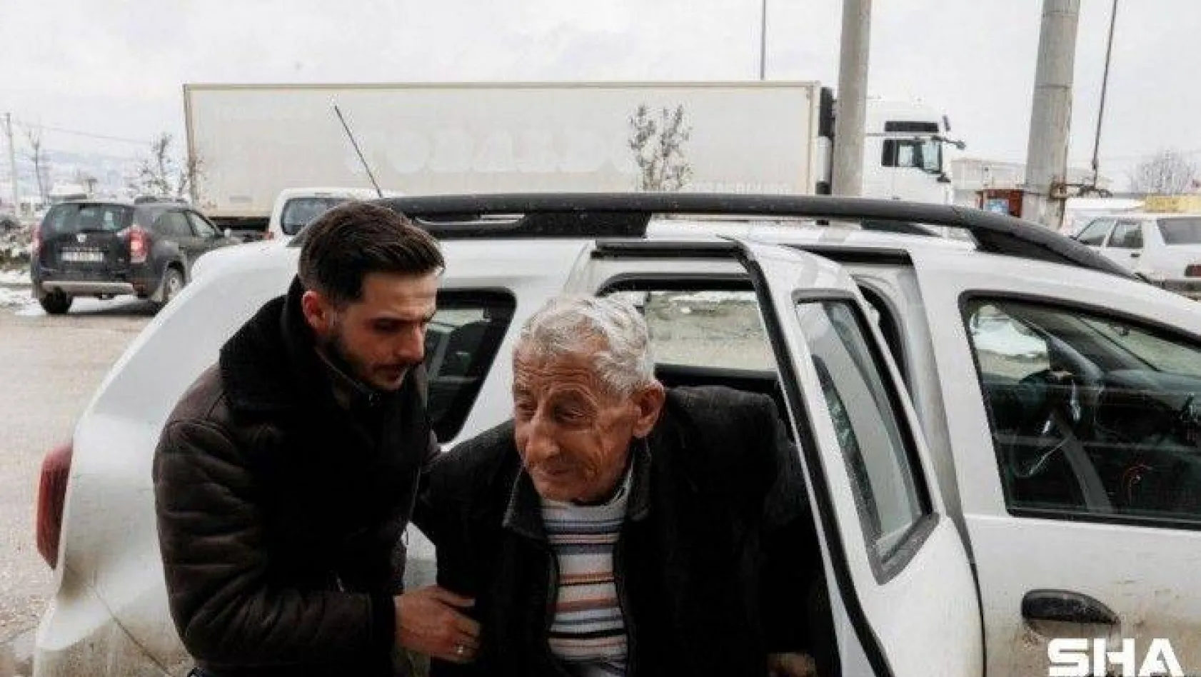 Bursa'da karda mahsur kalan hasta, hastaneye ulaştırıldı