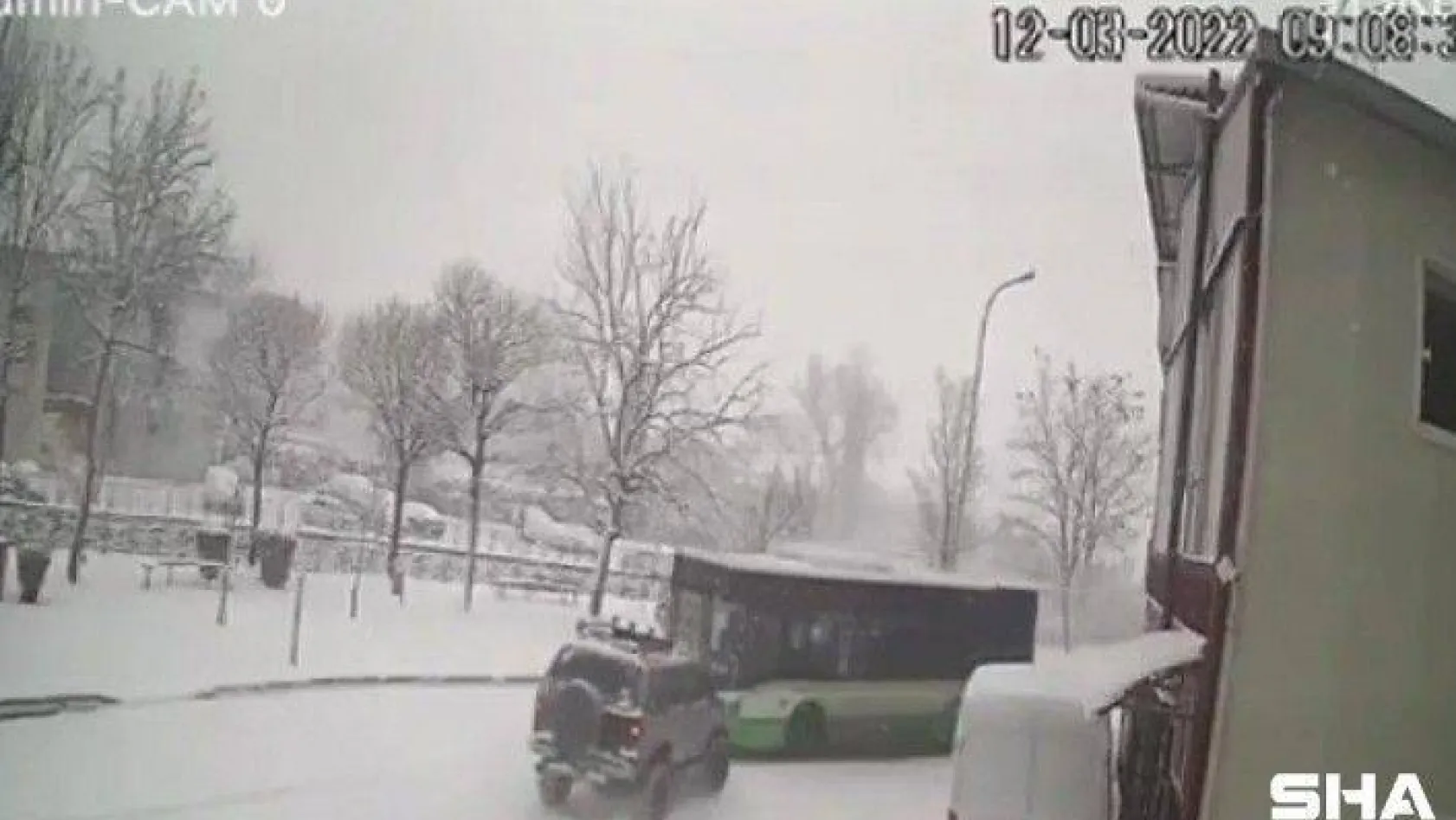 Bursa'da kayan arazi aracı halk otobüsüne kafadan çarptı..Yolcular ölümden döndü