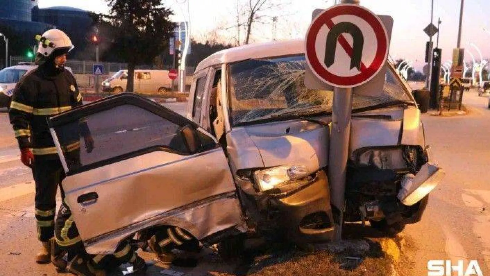 Edirne'de panelvan önce taksiye, ardından direğe çarptı: 3 yaralı
