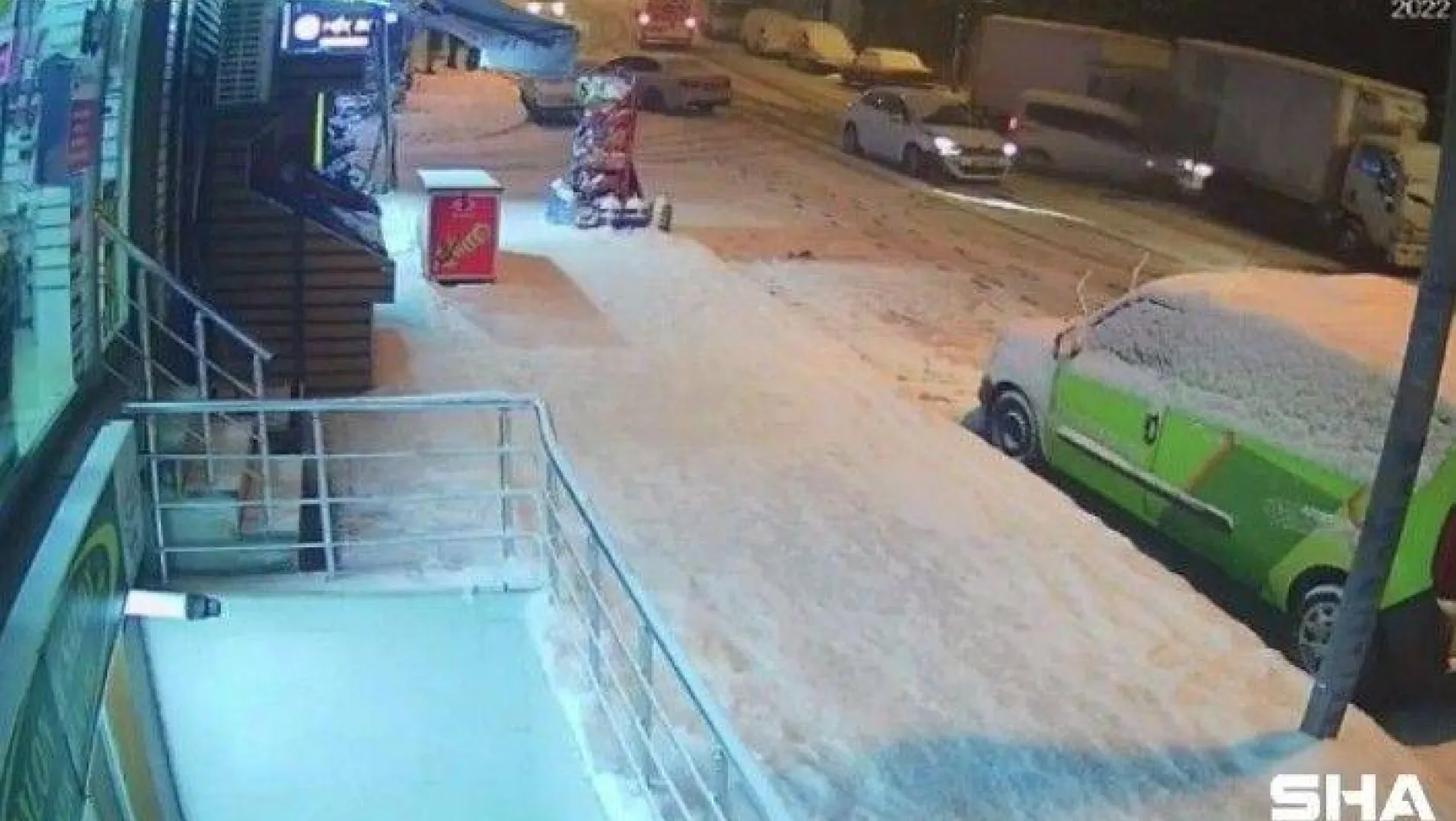 Esenyurt'ta buzlu yolda sürücü ve vatandaşların imtihanı