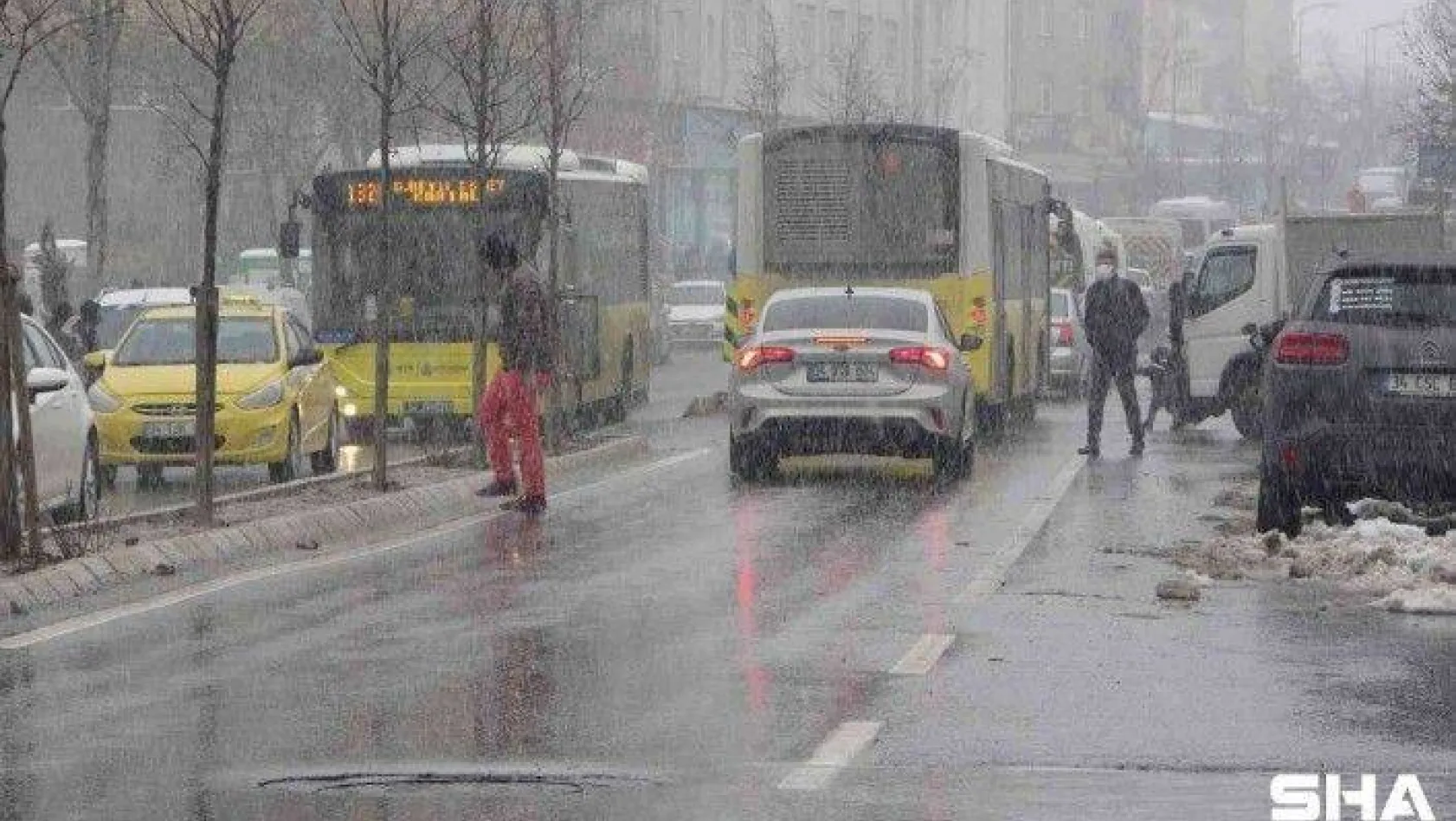 İstanbul Anadolu Yakasında kar yağışı etkisini sürdürüyor