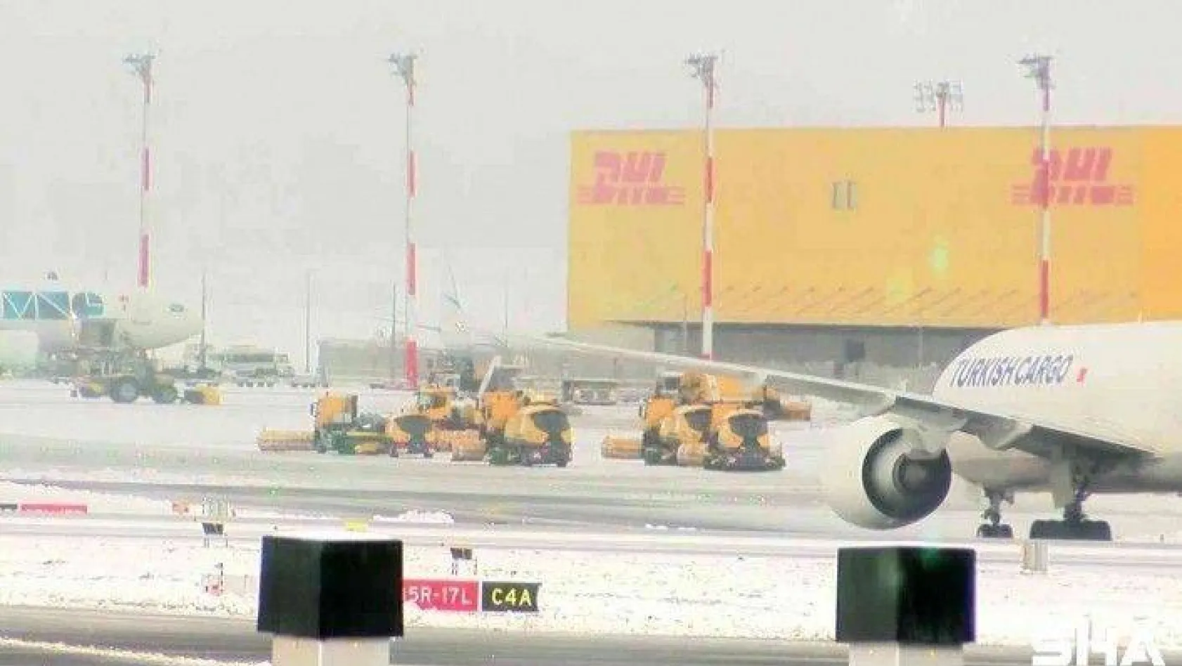 İstanbul Havalimanı'nda karla mücadele çalışmaları
