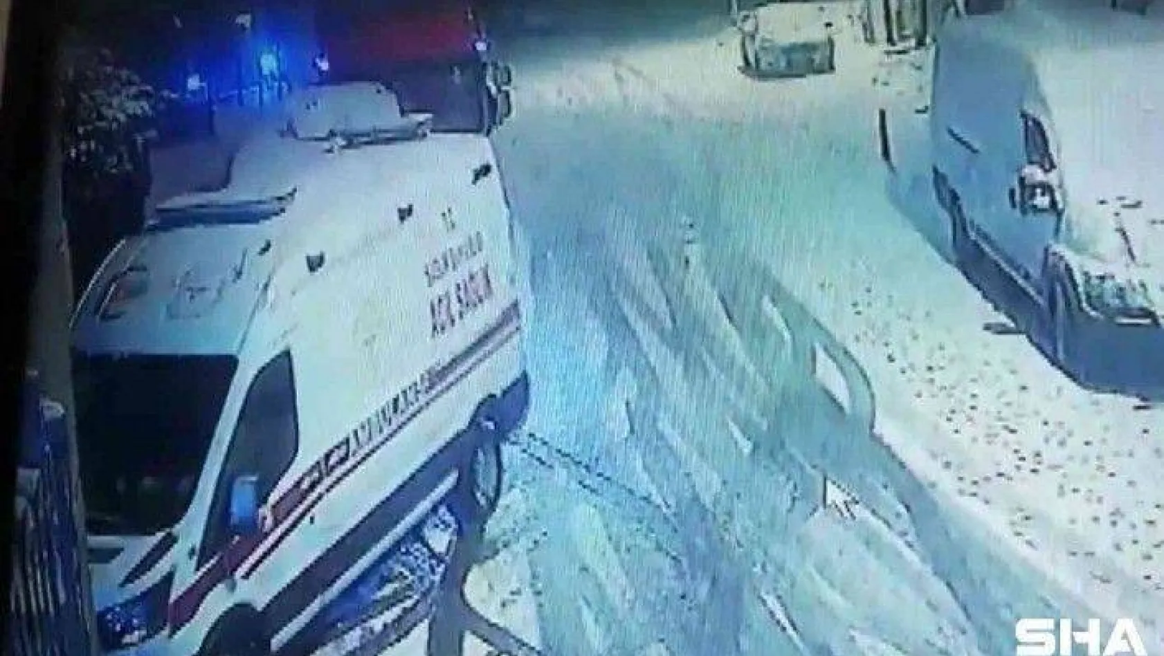 İstanbul Kartal'da karda kayan tır iki araca çarparak durabildi