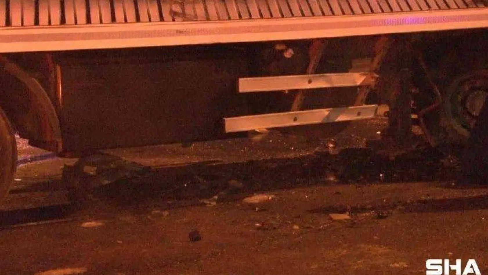 İstanbul Sultanbeyli'de otomobil tıra çarptı: 3 yaralı
