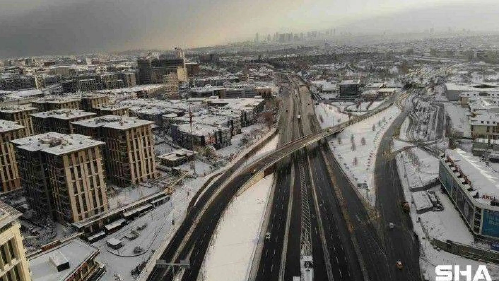 İstanbul'a kar yağdı yollar boş kaldı