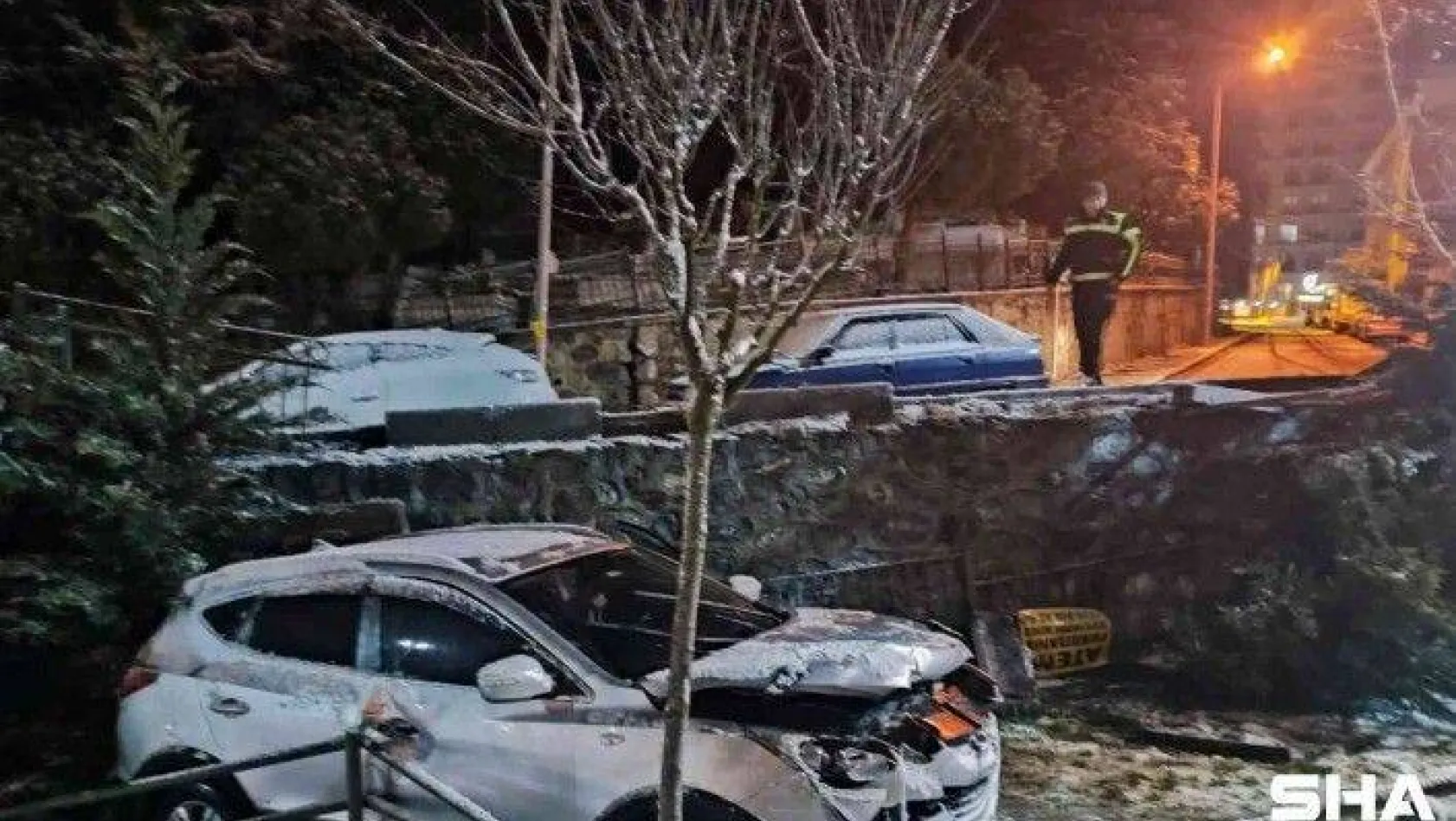 İstanbul'da korku dolu anlar kamerada: Otomobil çocuk parkına uçtu