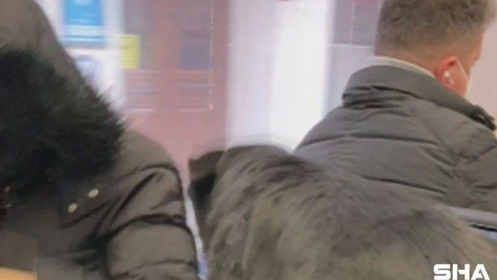 İstanbul'da soğuktan üşüyen köpek tramvaya bindi