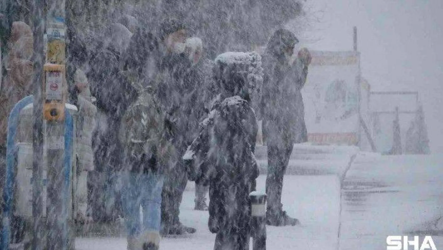 İstanbullular güne kar yağışı ile uyandı