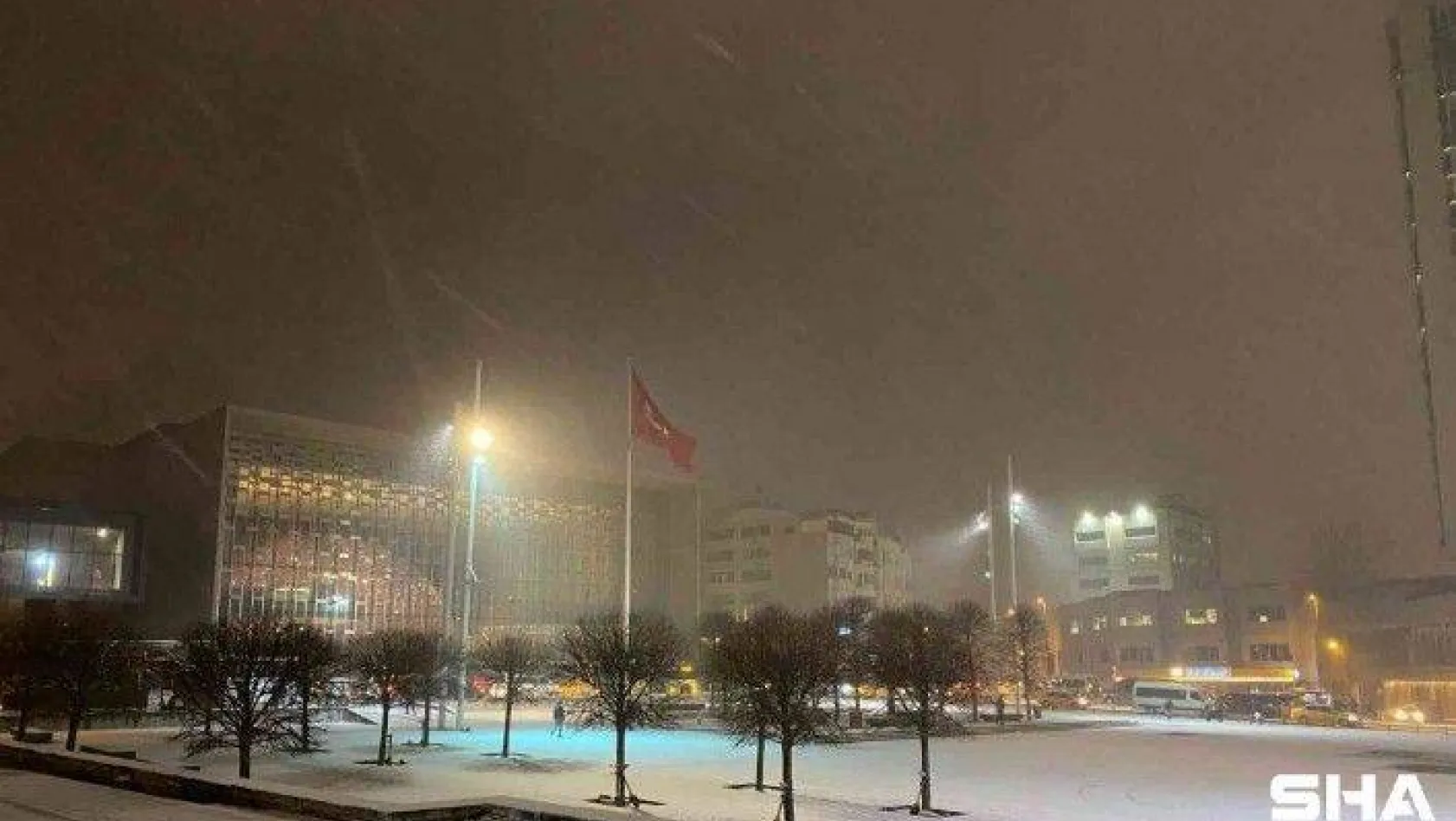 İstiklal Caddesi ve Taksim'de kar yağışı etkili oldu