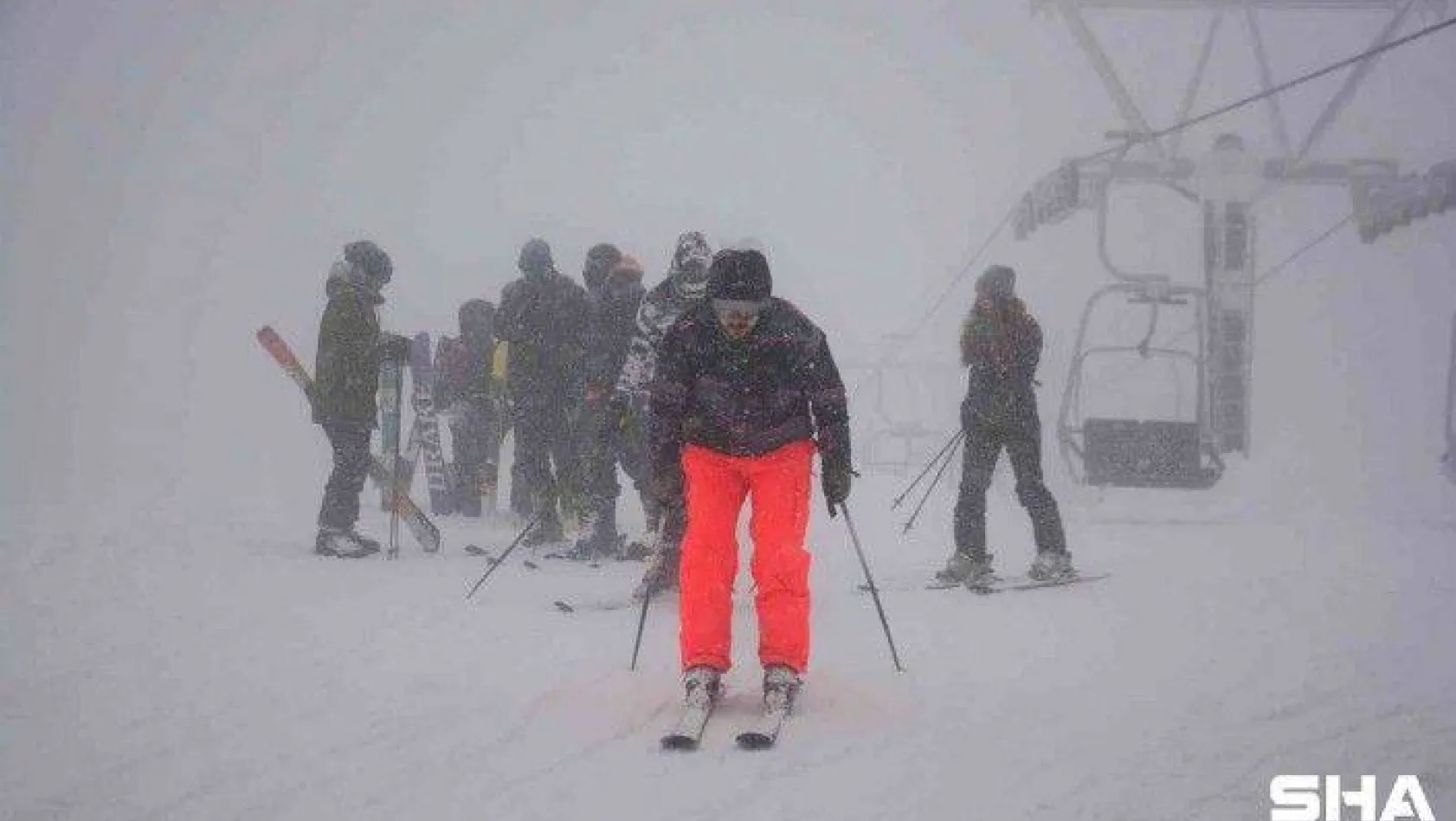 Kar kalınlığı 3 metreye yaklaştı, vatandaşlar kayak merkezlerine akın etti
