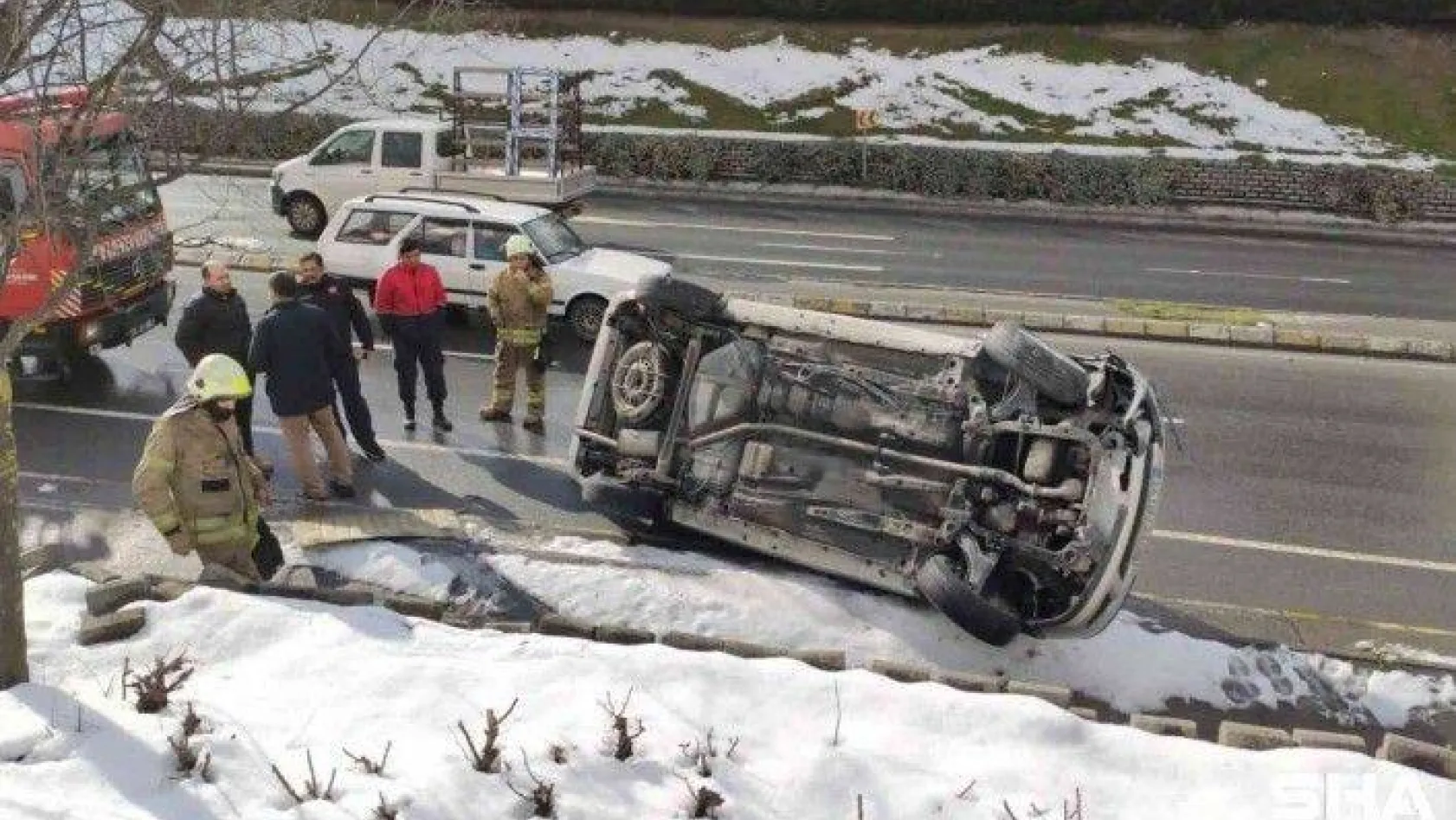 Sultangazi'de sürücüsünün direksiyon hakimiyetini kaybettiği araç yan yattı