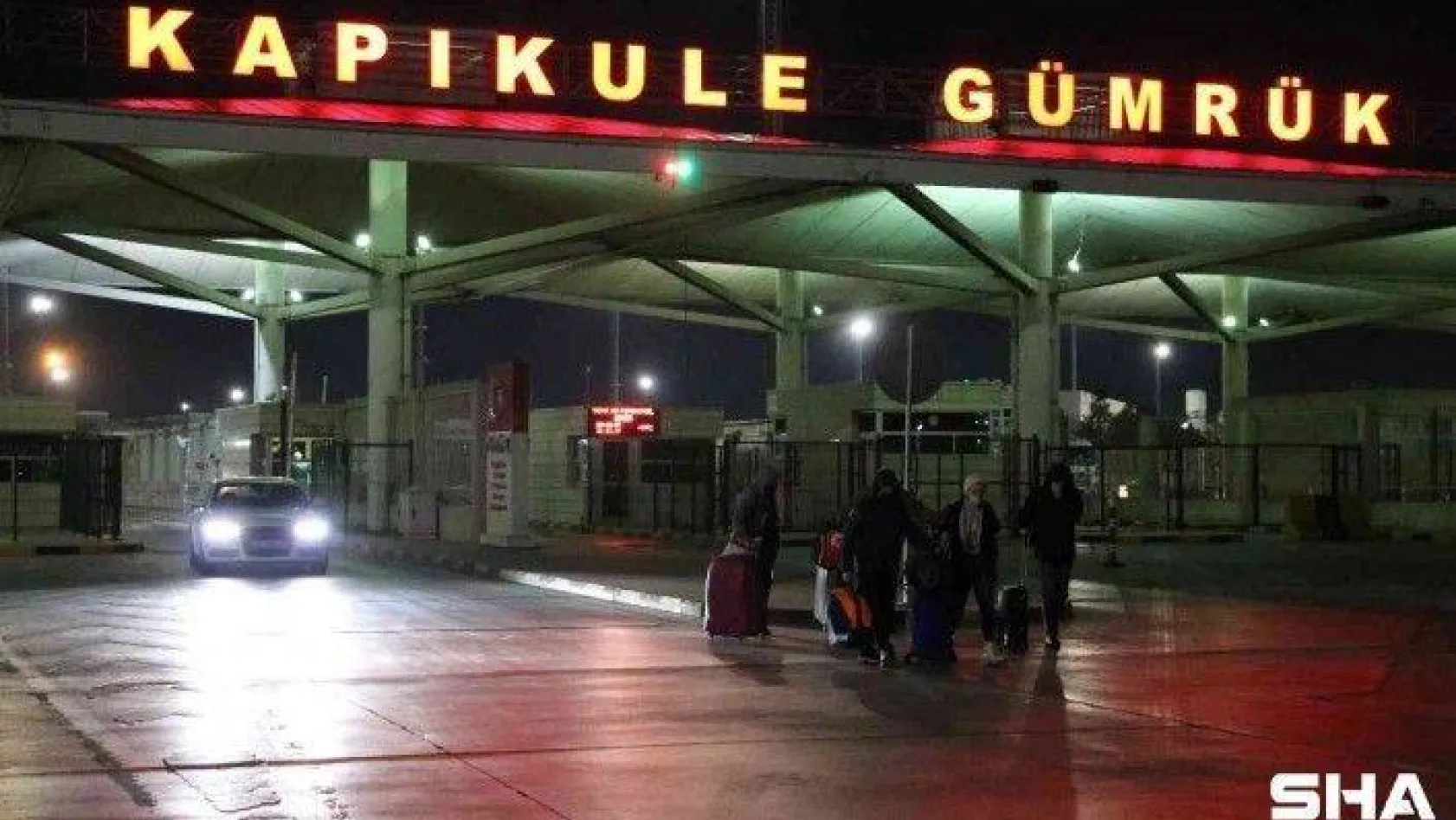 Ukrayna'dan tahliye edilen Türk vatandaşları Kapıkule'den ülkeye giriş yapıyor