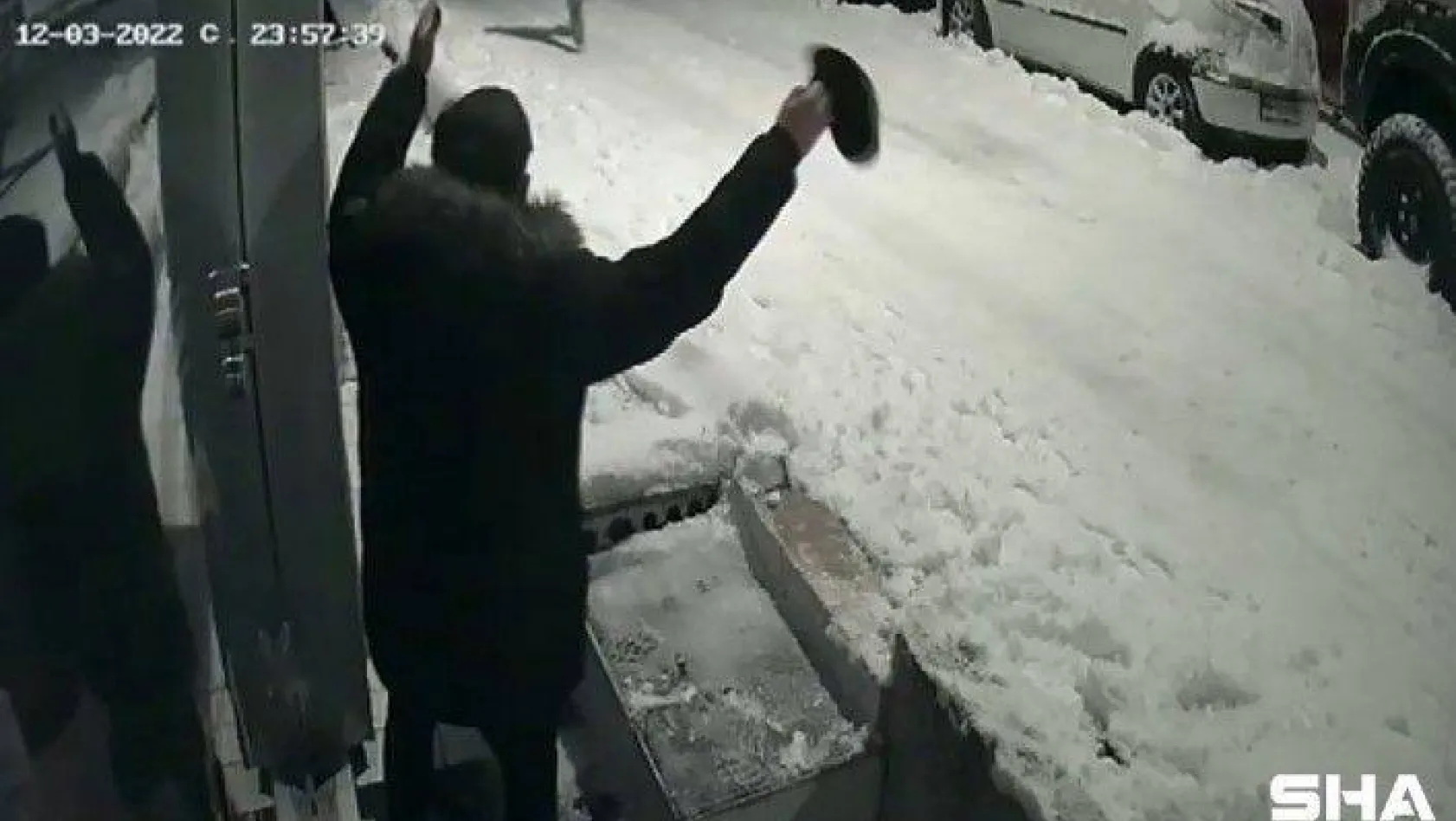 Üsküdar'da kar maskeli hırsızlık şakası: Arkadaşının üzerine bıçakla koştu