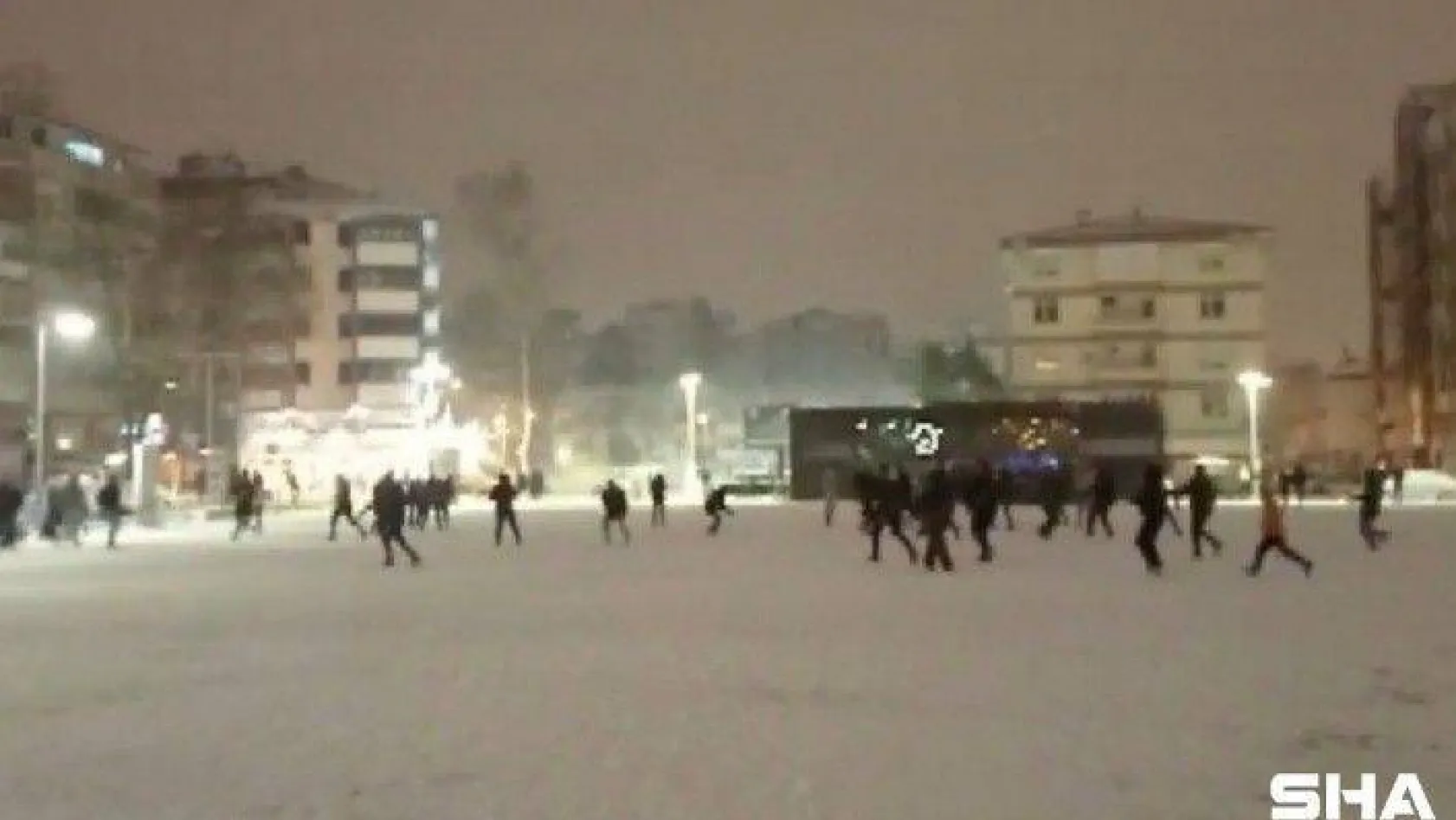 Yaklaşık 200 kişi aynı anda kar topu oynadı