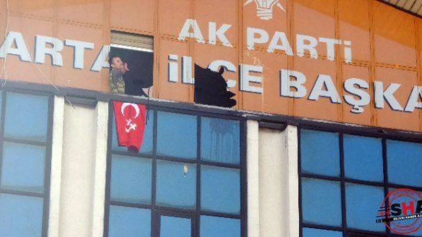 AK Parti binasına silahlı baskın!