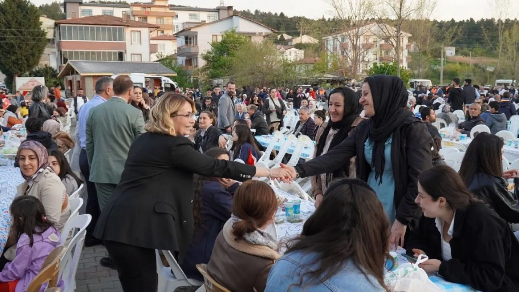 Altınova'da 4 bin kişilik iftar sofrası kuruldu