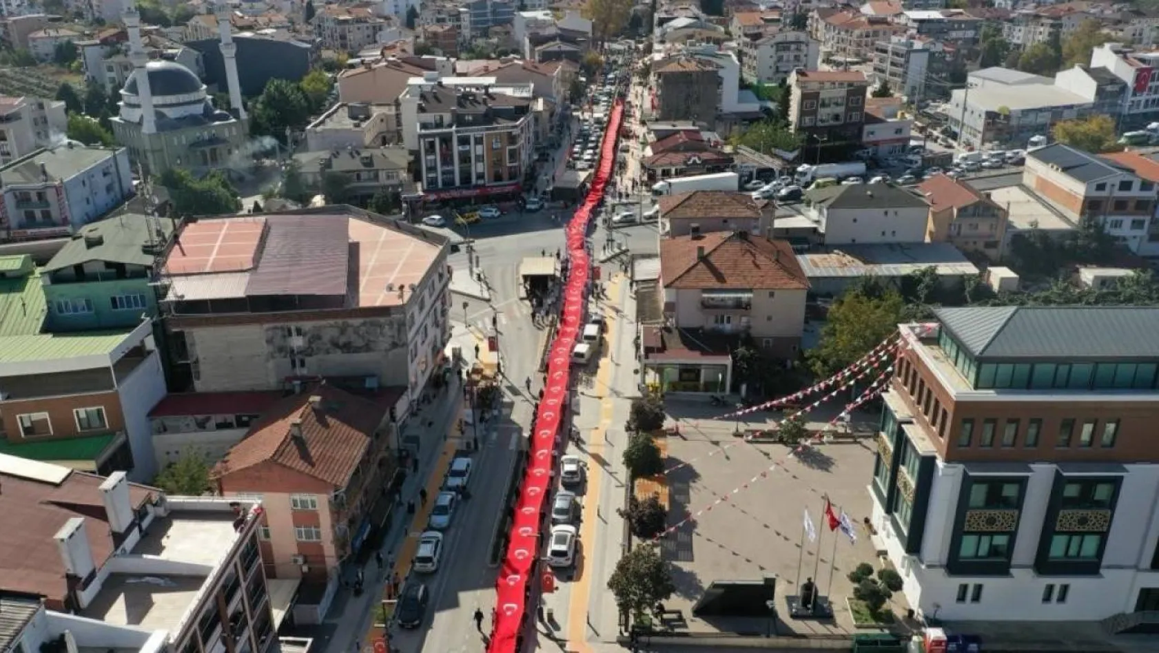 Altınova'da 400 metrelik Türk bayrağı ile yürüyüş