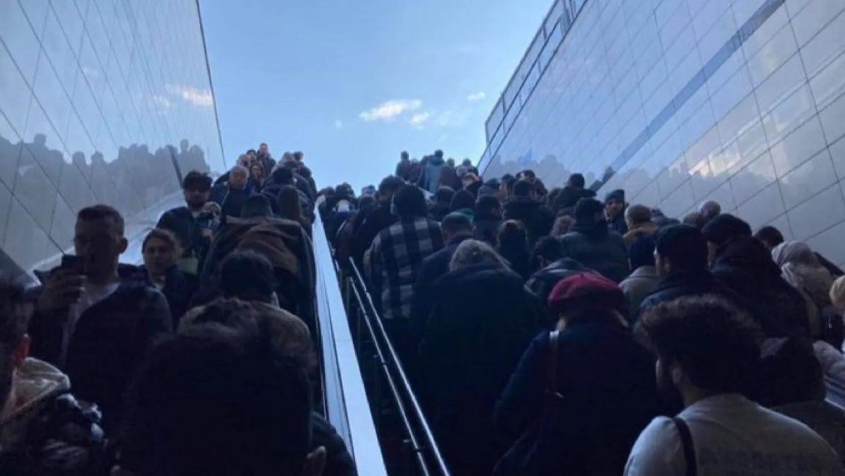 Altunizade'de metrobüs arızası: Durakta insan seli oluştu