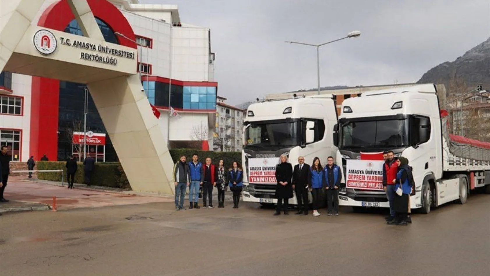 Amasya Üniversitesi'nden deprem bölgesine 2 tır yardım malzemesi desteği
