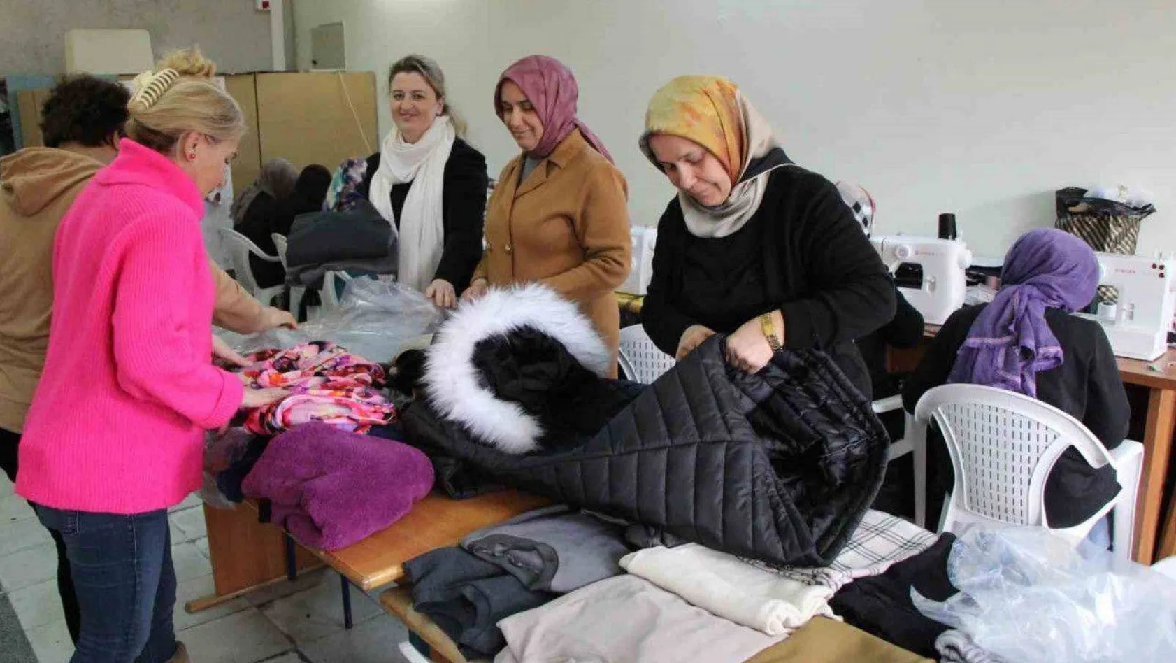 Amasyalılar depremzedeler için kıyafet ve battaniye dikiyor