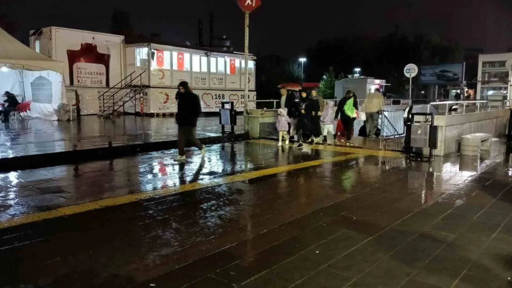 Ankara'da sağanak yağış başladı