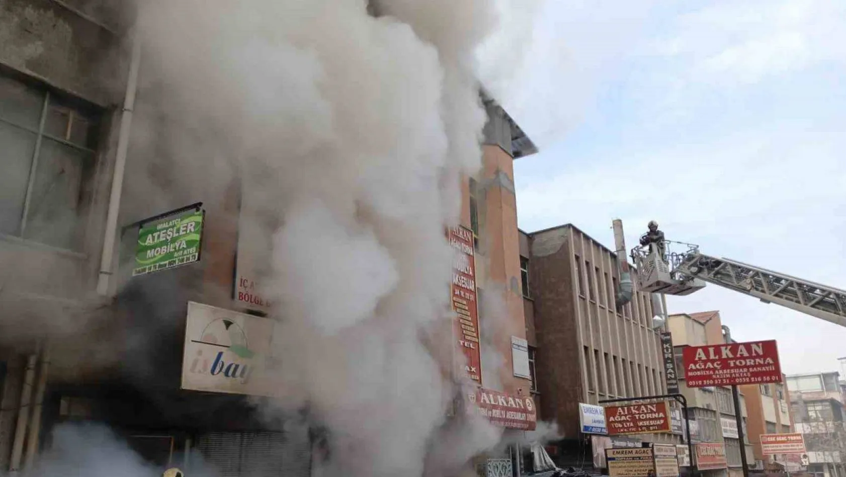 Ankara'da torna ve mobilya atölyesinde yangın