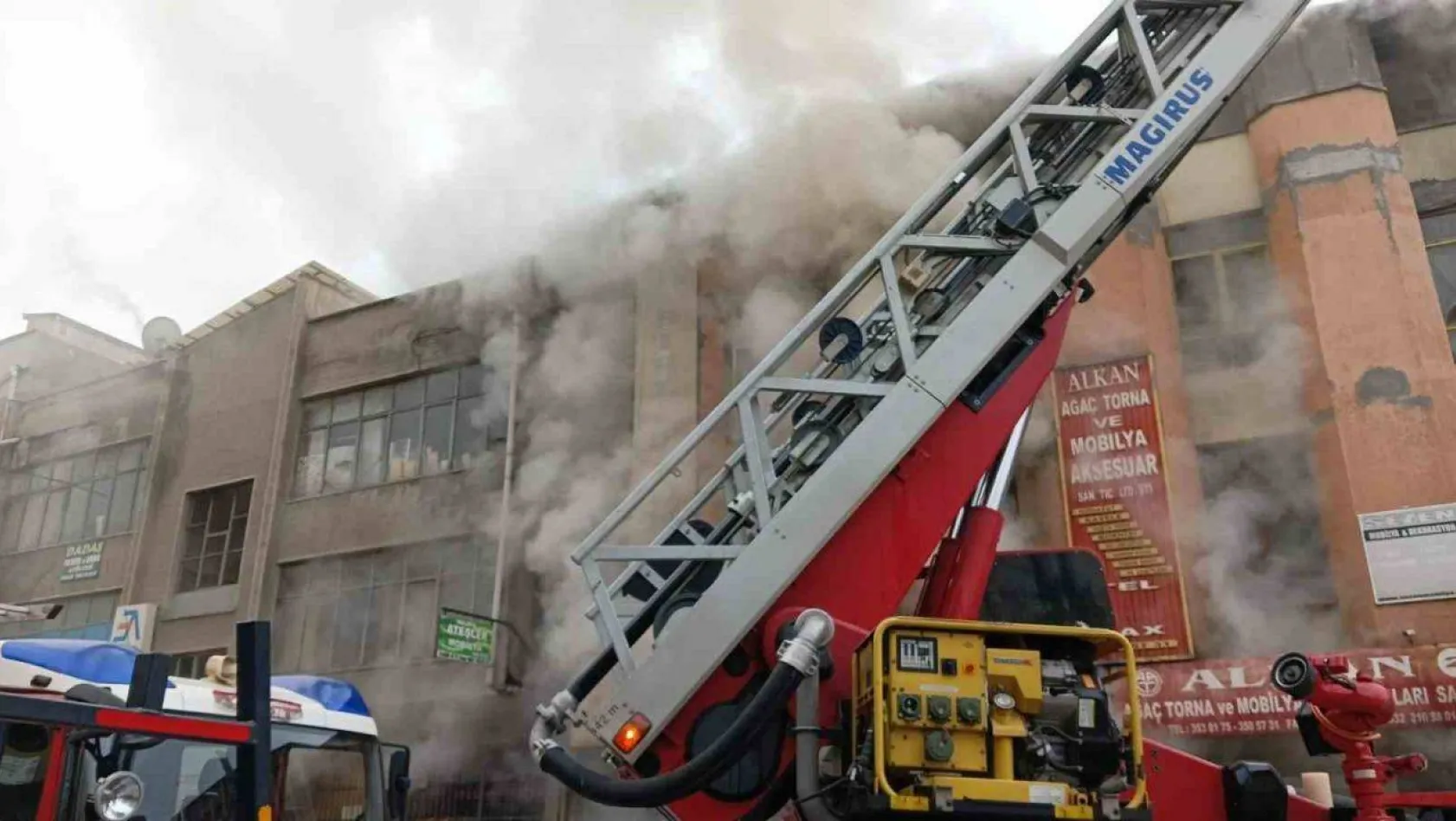 Ankara'da torna ve mobilya atölyesinde yangın