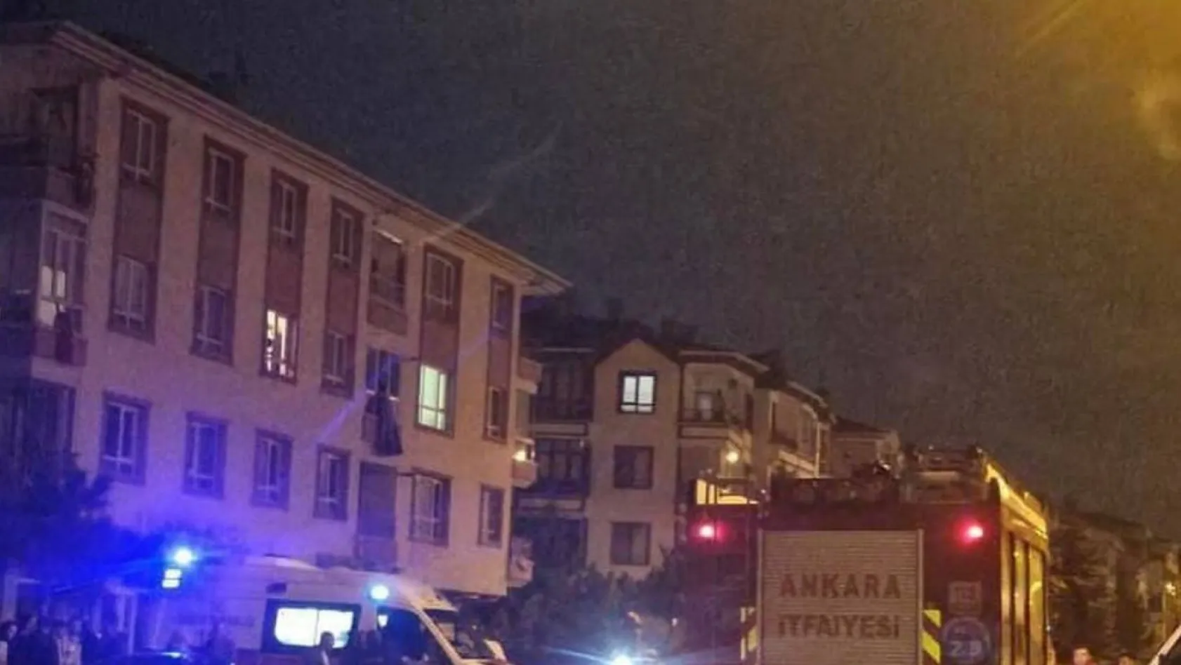 Ankara'da yokuş aşağı ilerlerken duramayan araç otoparka girdi: 1 yaralı