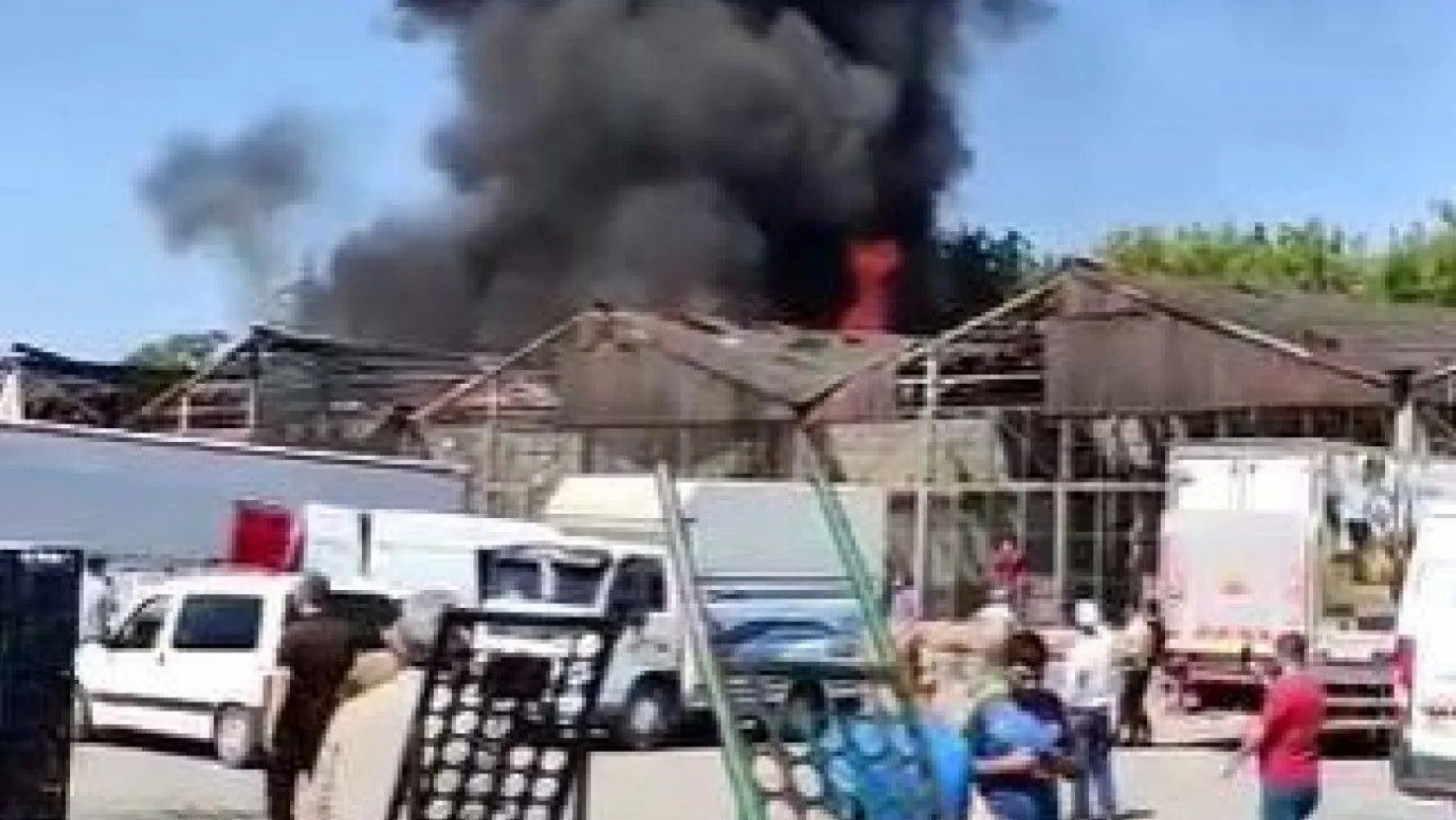 Ankara Toptancı Hali'nde çıkan yangın paniğe neden oldu