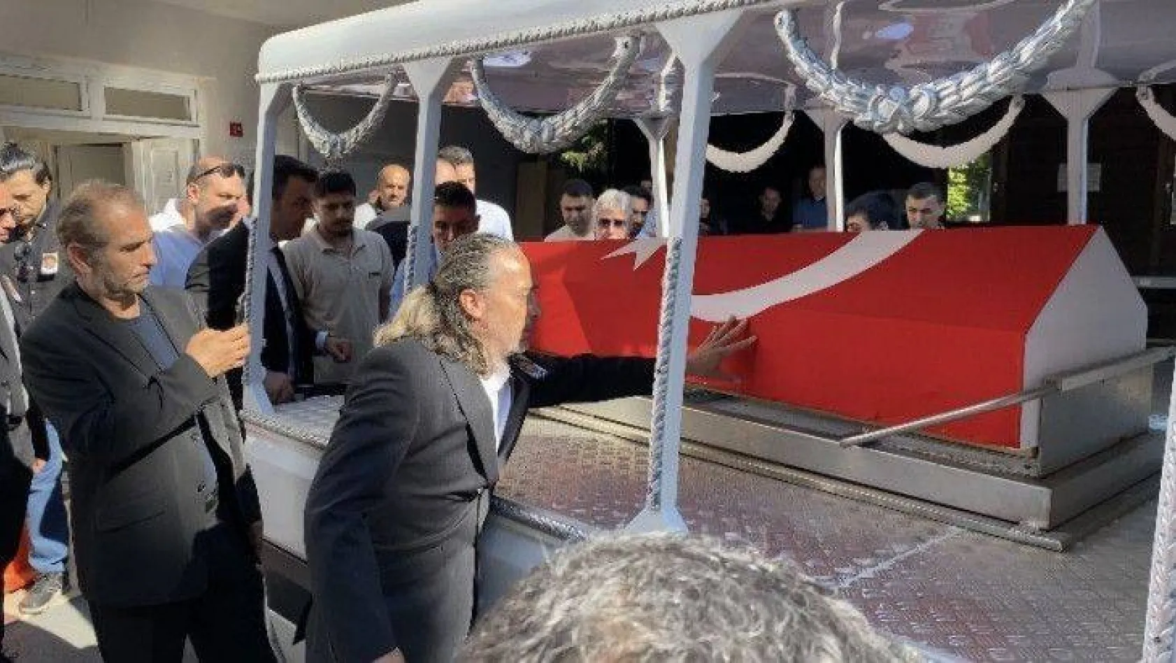 Arkın'ın cenazesi ailesi tarafından tören için Zincirlikuyu Gasilhanesi'nden alındı