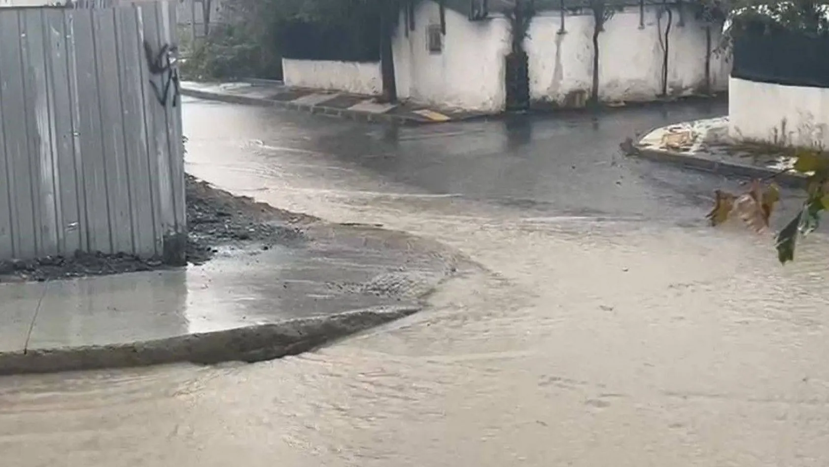 Arnavutköy'de cadde ve sokaklar su altında kaldı