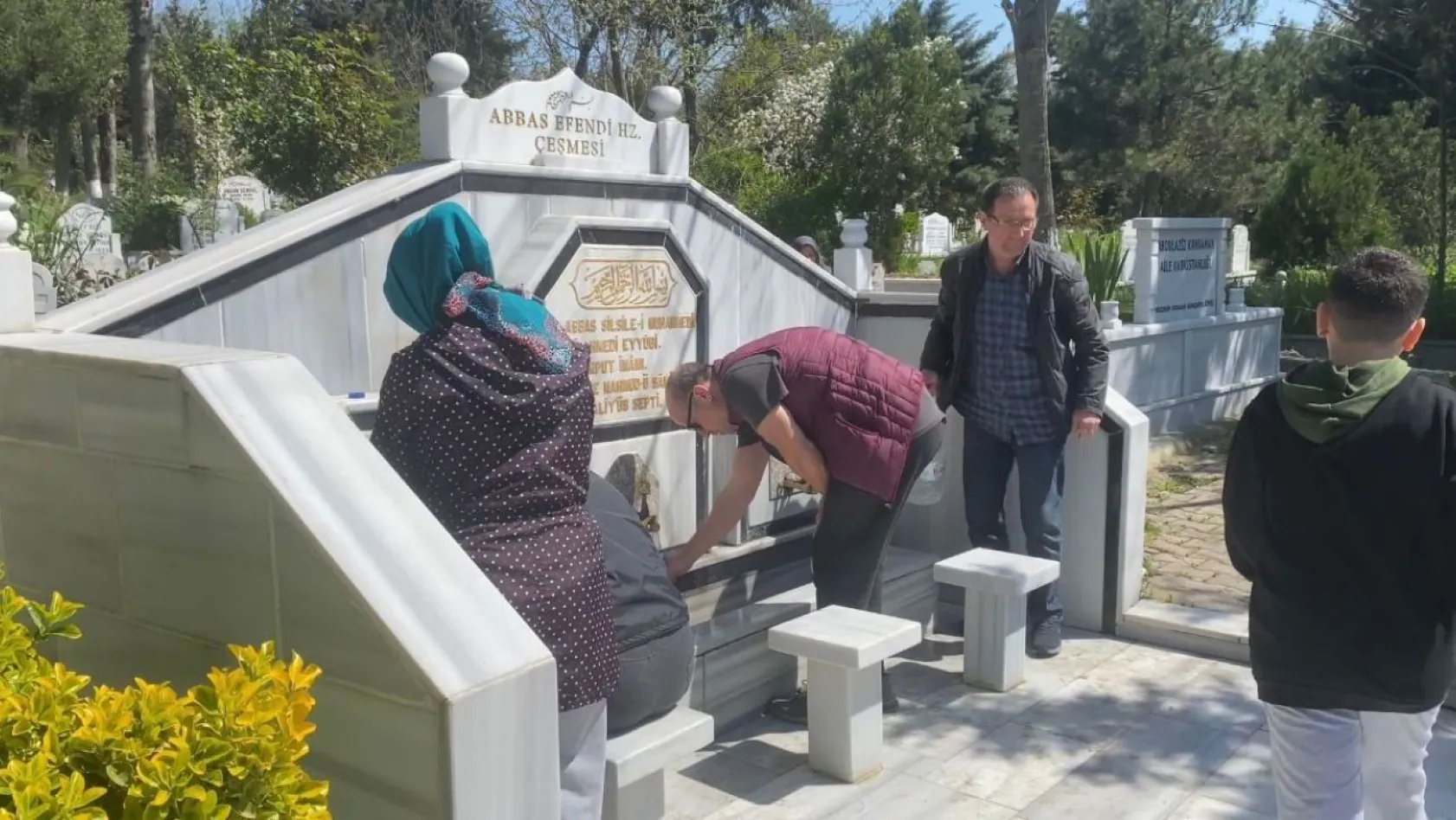 Arnavutköy'de mezarlıklarda bayram öncesi yoğunluk
