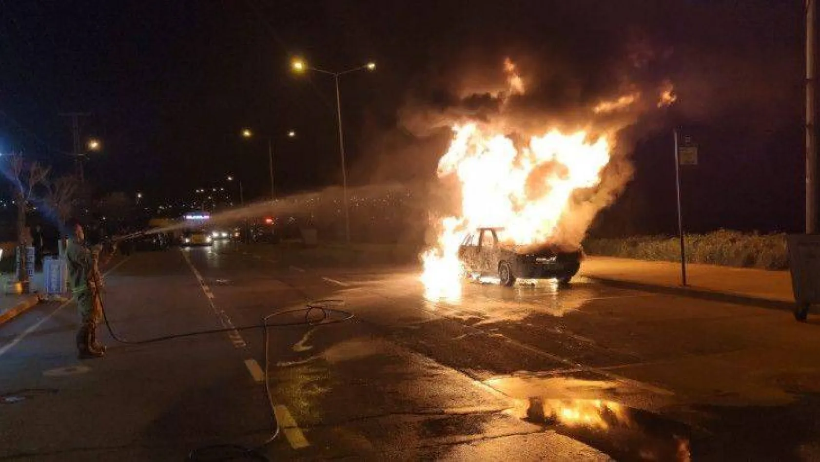 Arnavutköy'de otomobil alev alev yandı