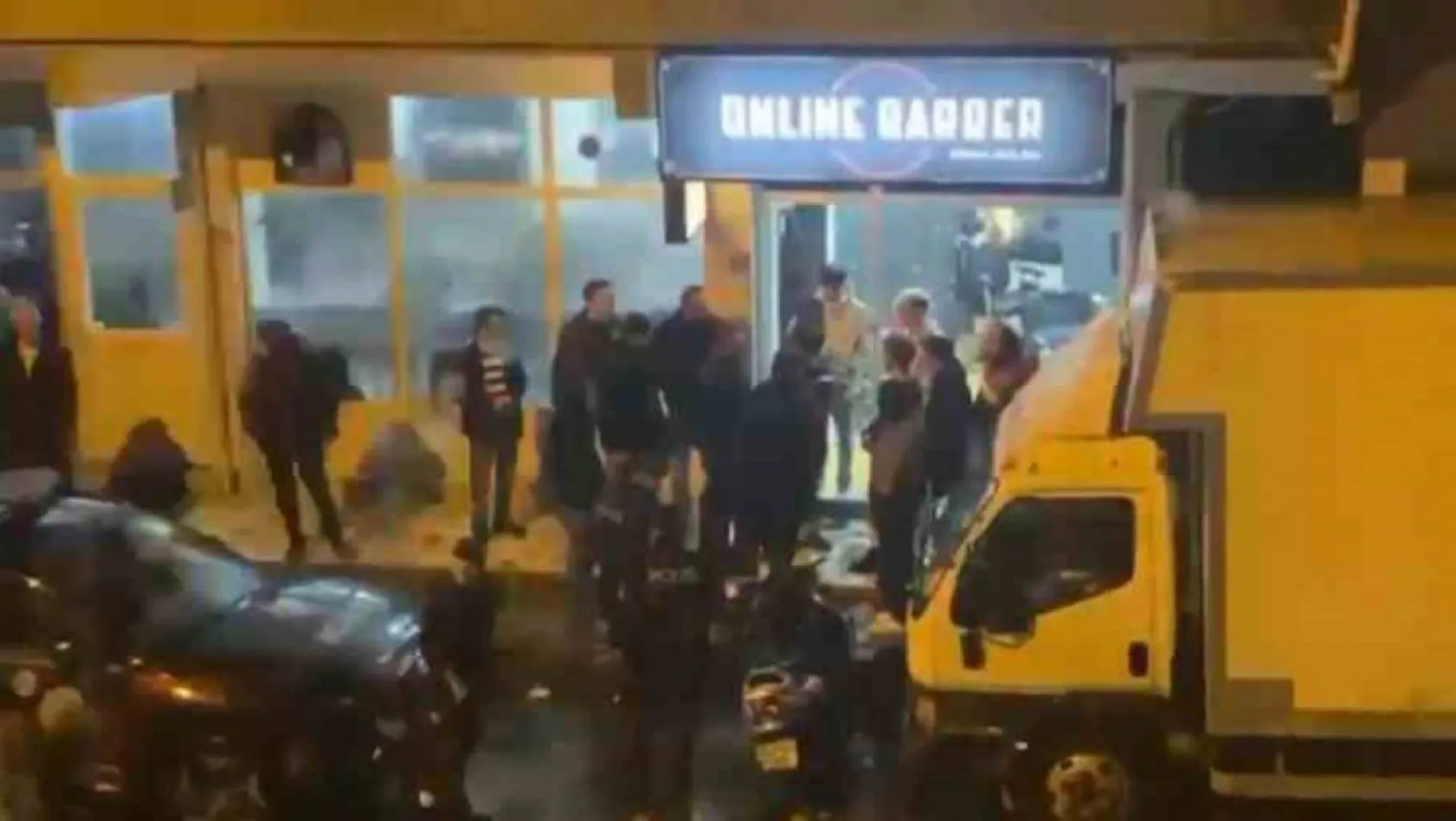 Ataşehir'de berber dükkanına silahlı saldırı : 1 yaralı