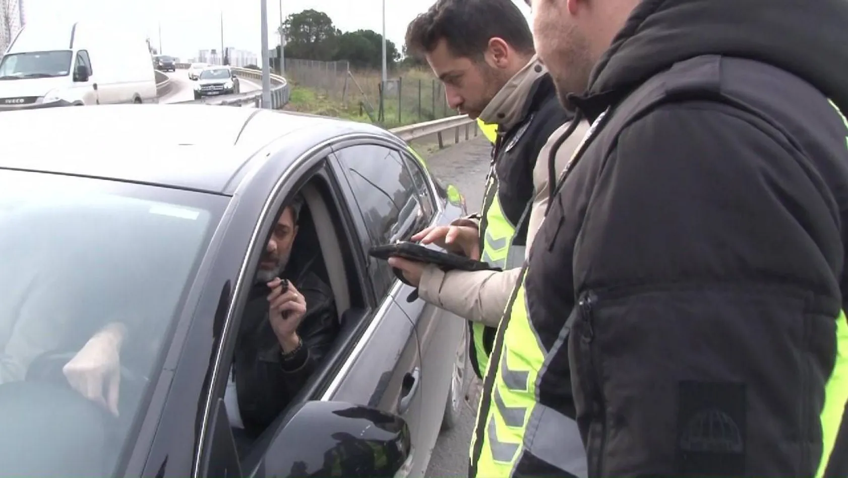 Ataşehir'de emniyet şeridi ihlali yapan sürücüye ceza