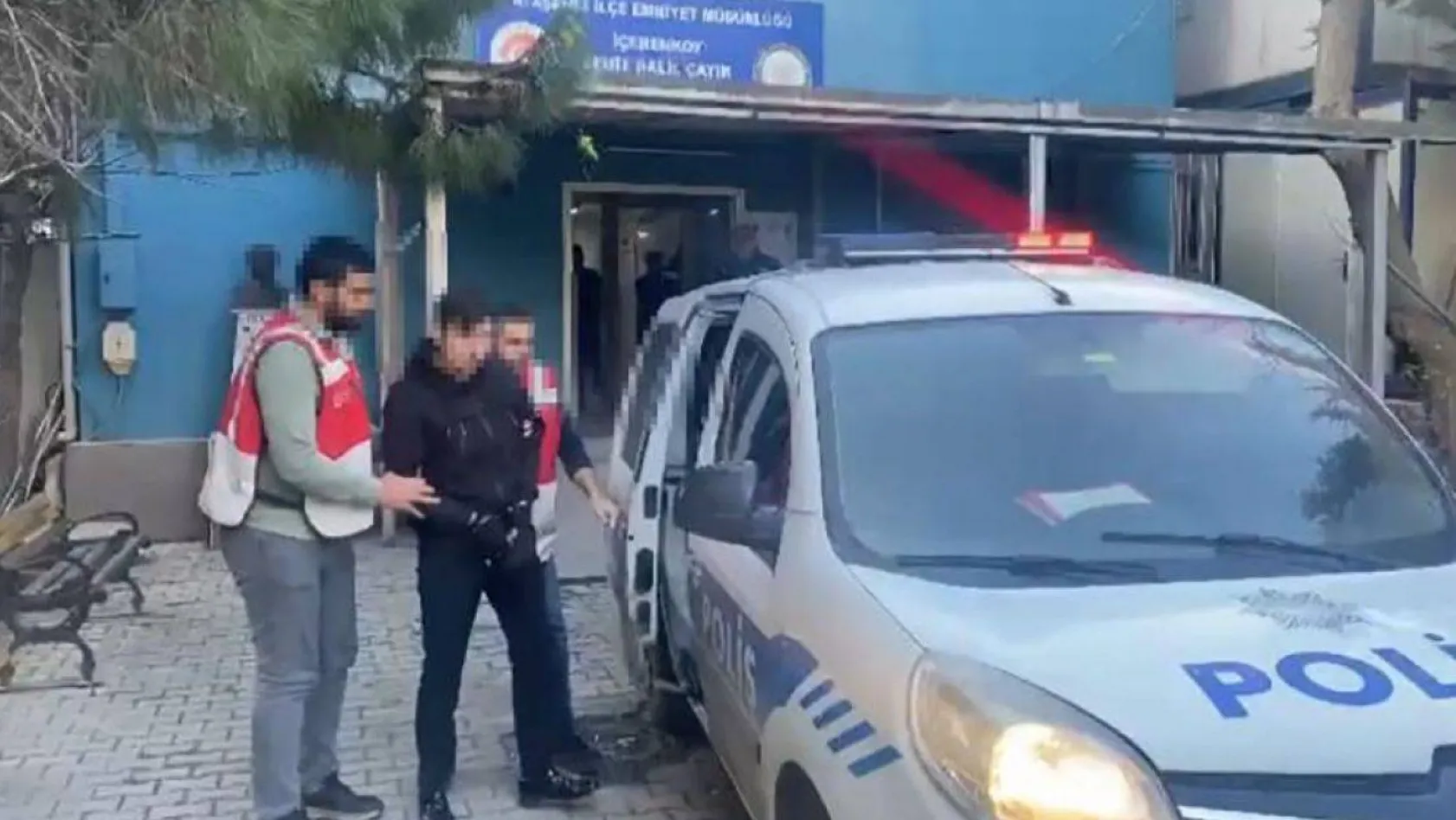 Ataşehir'de kendisini almayan minibüsün önünü kesen şahıs yakalandı